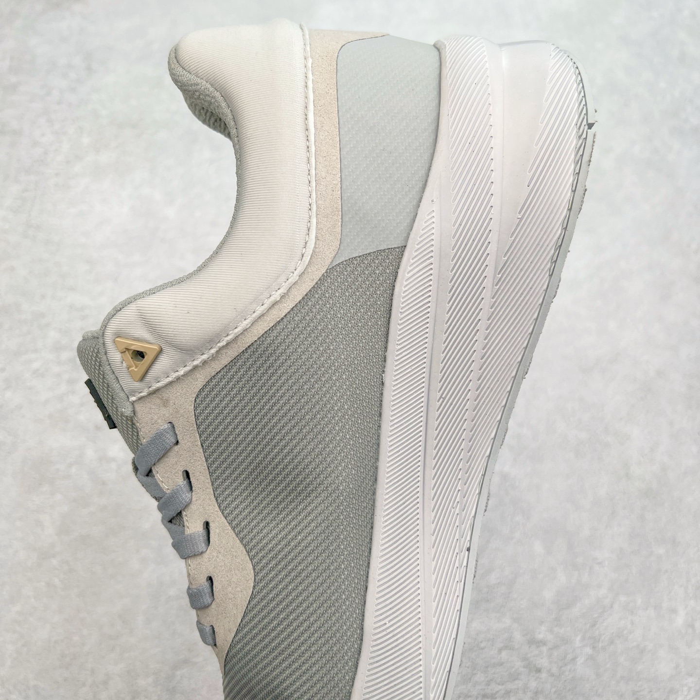 图片[7]-DESCENTE Dualis 迪桑特防水户外耐磨低帮生活休闲徒步登山鞋 DESCENTE（迪桑特）创立于1935年，品牌名取自法语词汇，意为“滑降”。品牌箭头标识代表滑雪的三种技术“高速直线滑行”、“穿越”和“侧滑”，也寓意品牌在打造高端专业运动产品中不断追求完美的创新精神，致力于成为中国高端专业滑雪、综训、女子、铁人三项、高尔夫的第一品牌。尺码：39 40 41 42 43 44 45-选品中心