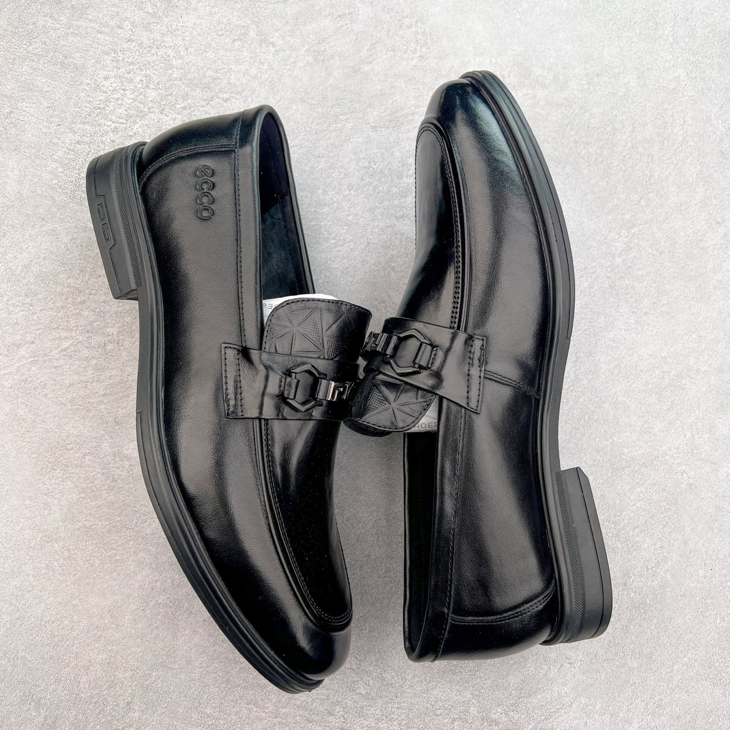 图片[3]-ECCO爱步男士乐福鞋 套脚牛皮皮鞋商务豆豆鞋都市伦敦系列 甄选优质皮革搭配柔软的纺衬里，以缜密缝线细诉精湛工艺，集舒适与格调于一体 圆头的款式设计令鞋头鞋楦区域更加宽敞舒适，宽楦鞋型适应多种脚型，久穿不累 确保每一步的舒适与稳固 创新鞋底 提供运动脚感的正装鞋 将双脚自然托起，轻盈柔软，回弹缓震 舒适耐穿 沿袭时髦鞋匠的工艺品质，将舒适脚感与百搭风尚巧妙融为一体，带来定制般的非凡体验 绅士型格 尽在这一步 尺码：38 39 40 41 42 43（皮鞋码）-选品中心