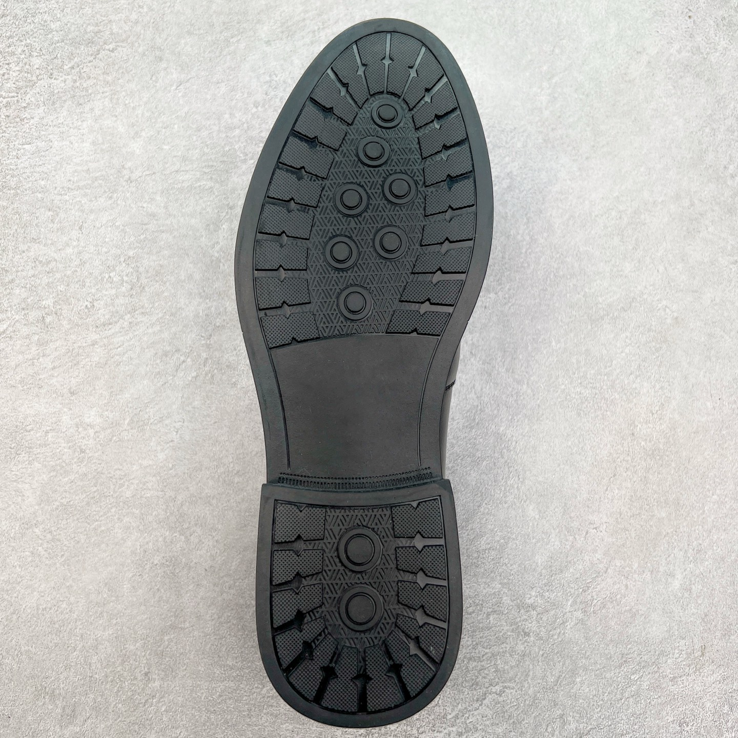 图片[9]-ECCO爱步男士乐福鞋 套脚牛皮皮鞋商务豆豆鞋都市伦敦系列 甄选优质皮革搭配柔软的纺衬里，以缜密缝线细诉精湛工艺，集舒适与格调于一体 圆头的款式设计令鞋头鞋楦区域更加宽敞舒适，宽楦鞋型适应多种脚型，久穿不累 确保每一步的舒适与稳固 创新鞋底 提供运动脚感的正装鞋 将双脚自然托起，轻盈柔软，回弹缓震 舒适耐穿 沿袭时髦鞋匠的工艺品质，将舒适脚感与百搭风尚巧妙融为一体，带来定制般的非凡体验 绅士型格 尽在这一步 尺码：38 39 40 41 42 43（皮鞋码）-选品中心