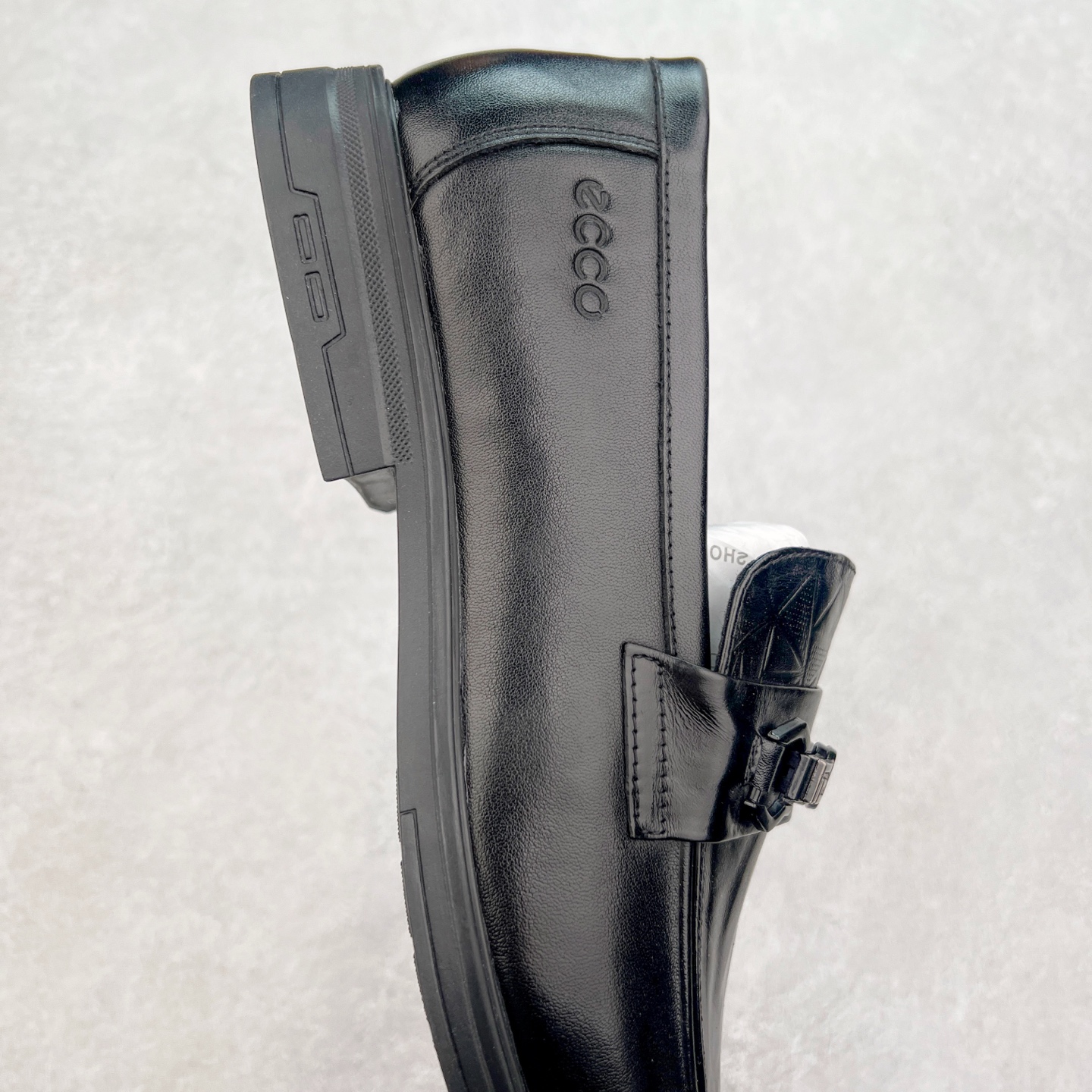 图片[6]-ECCO爱步男士乐福鞋 套脚牛皮皮鞋商务豆豆鞋都市伦敦系列 甄选优质皮革搭配柔软的纺衬里，以缜密缝线细诉精湛工艺，集舒适与格调于一体 圆头的款式设计令鞋头鞋楦区域更加宽敞舒适，宽楦鞋型适应多种脚型，久穿不累 确保每一步的舒适与稳固 创新鞋底 提供运动脚感的正装鞋 将双脚自然托起，轻盈柔软，回弹缓震 舒适耐穿 沿袭时髦鞋匠的工艺品质，将舒适脚感与百搭风尚巧妙融为一体，带来定制般的非凡体验 绅士型格 尽在这一步 尺码：38 39 40 41 42 43（皮鞋码）-选品中心