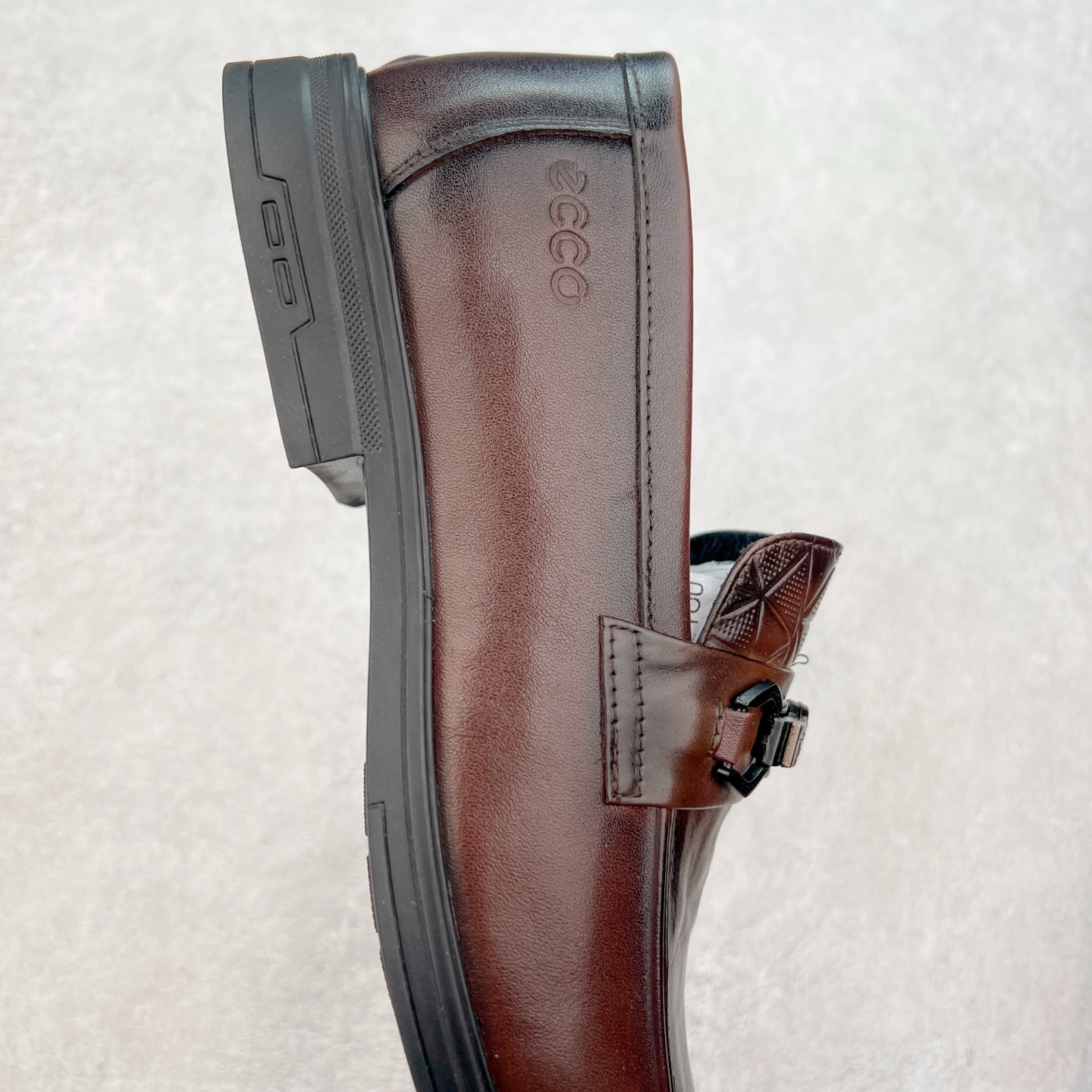 图片[6]-ECCO爱步男士乐福鞋 套脚牛皮皮鞋商务豆豆鞋都市伦敦系列 甄选优质皮革搭配柔软的纺衬里，以缜密缝线细诉精湛工艺，集舒适与格调于一体 圆头的款式设计令鞋头鞋楦区域更加宽敞舒适，宽楦鞋型适应多种脚型，久穿不累 确保每一步的舒适与稳固 创新鞋底 提供运动脚感的正装鞋 将双脚自然托起，轻盈柔软，回弹缓震 舒适耐穿 沿袭时髦鞋匠的工艺品质，将舒适脚感与百搭风尚巧妙融为一体，带来定制般的非凡体验 绅士型格 尽在这一步 尺码：38 39 40 41 42 43（皮鞋码）-选品中心