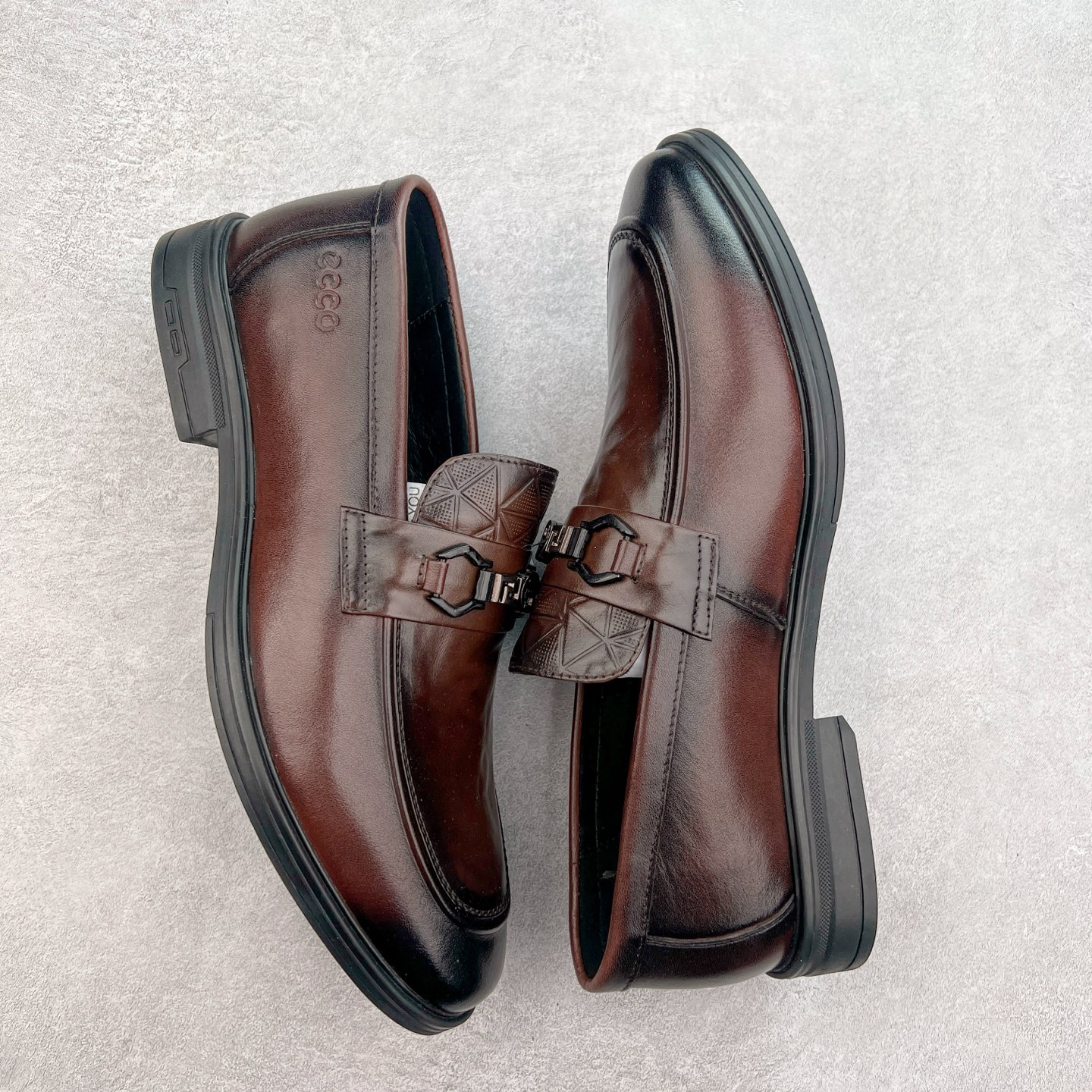 图片[3]-ECCO爱步男士乐福鞋 套脚牛皮皮鞋商务豆豆鞋都市伦敦系列 甄选优质皮革搭配柔软的纺衬里，以缜密缝线细诉精湛工艺，集舒适与格调于一体 圆头的款式设计令鞋头鞋楦区域更加宽敞舒适，宽楦鞋型适应多种脚型，久穿不累 确保每一步的舒适与稳固 创新鞋底 提供运动脚感的正装鞋 将双脚自然托起，轻盈柔软，回弹缓震 舒适耐穿 沿袭时髦鞋匠的工艺品质，将舒适脚感与百搭风尚巧妙融为一体，带来定制般的非凡体验 绅士型格 尽在这一步 尺码：38 39 40 41 42 43（皮鞋码）-选品中心