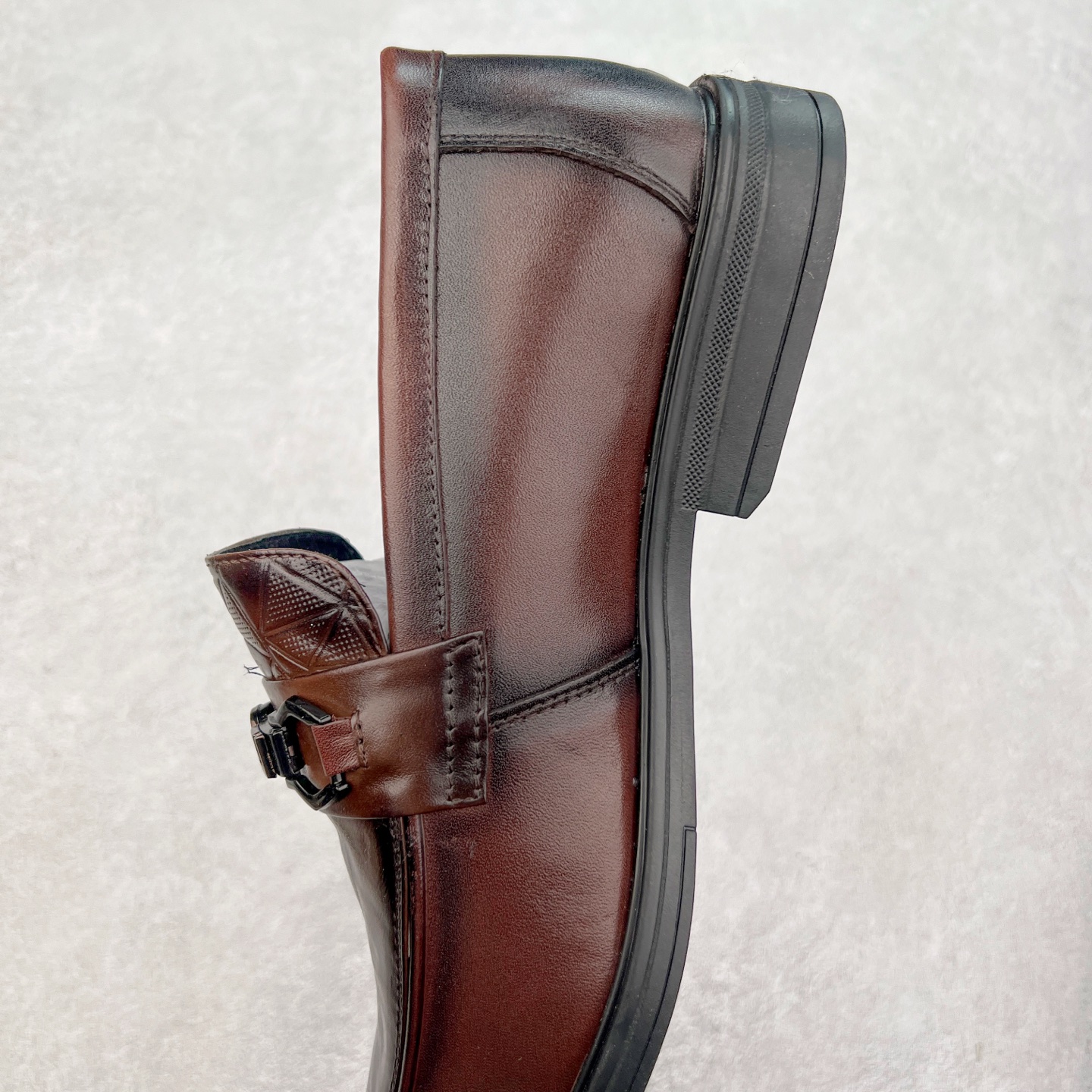 图片[7]-ECCO爱步男士乐福鞋 套脚牛皮皮鞋商务豆豆鞋都市伦敦系列 甄选优质皮革搭配柔软的纺衬里，以缜密缝线细诉精湛工艺，集舒适与格调于一体 圆头的款式设计令鞋头鞋楦区域更加宽敞舒适，宽楦鞋型适应多种脚型，久穿不累 确保每一步的舒适与稳固 创新鞋底 提供运动脚感的正装鞋 将双脚自然托起，轻盈柔软，回弹缓震 舒适耐穿 沿袭时髦鞋匠的工艺品质，将舒适脚感与百搭风尚巧妙融为一体，带来定制般的非凡体验 绅士型格 尽在这一步 尺码：38 39 40 41 42 43（皮鞋码）-选品中心