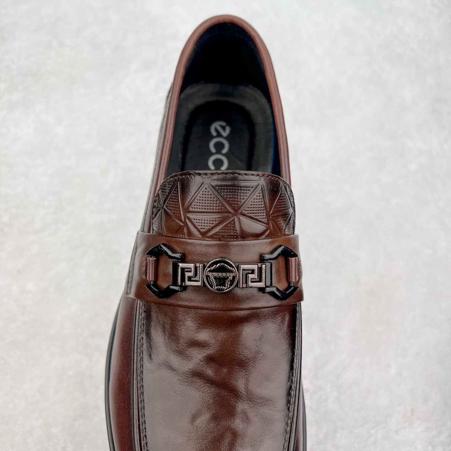 图片[5]-ECCO爱步男士乐福鞋 套脚牛皮皮鞋商务豆豆鞋都市伦敦系列 甄选优质皮革搭配柔软的纺衬里，以缜密缝线细诉精湛工艺，集舒适与格调于一体 圆头的款式设计令鞋头鞋楦区域更加宽敞舒适，宽楦鞋型适应多种脚型，久穿不累 确保每一步的舒适与稳固 创新鞋底 提供运动脚感的正装鞋 将双脚自然托起，轻盈柔软，回弹缓震 舒适耐穿 沿袭时髦鞋匠的工艺品质，将舒适脚感与百搭风尚巧妙融为一体，带来定制般的非凡体验 绅士型格 尽在这一步 尺码：38 39 40 41 42 43（皮鞋码）-选品中心