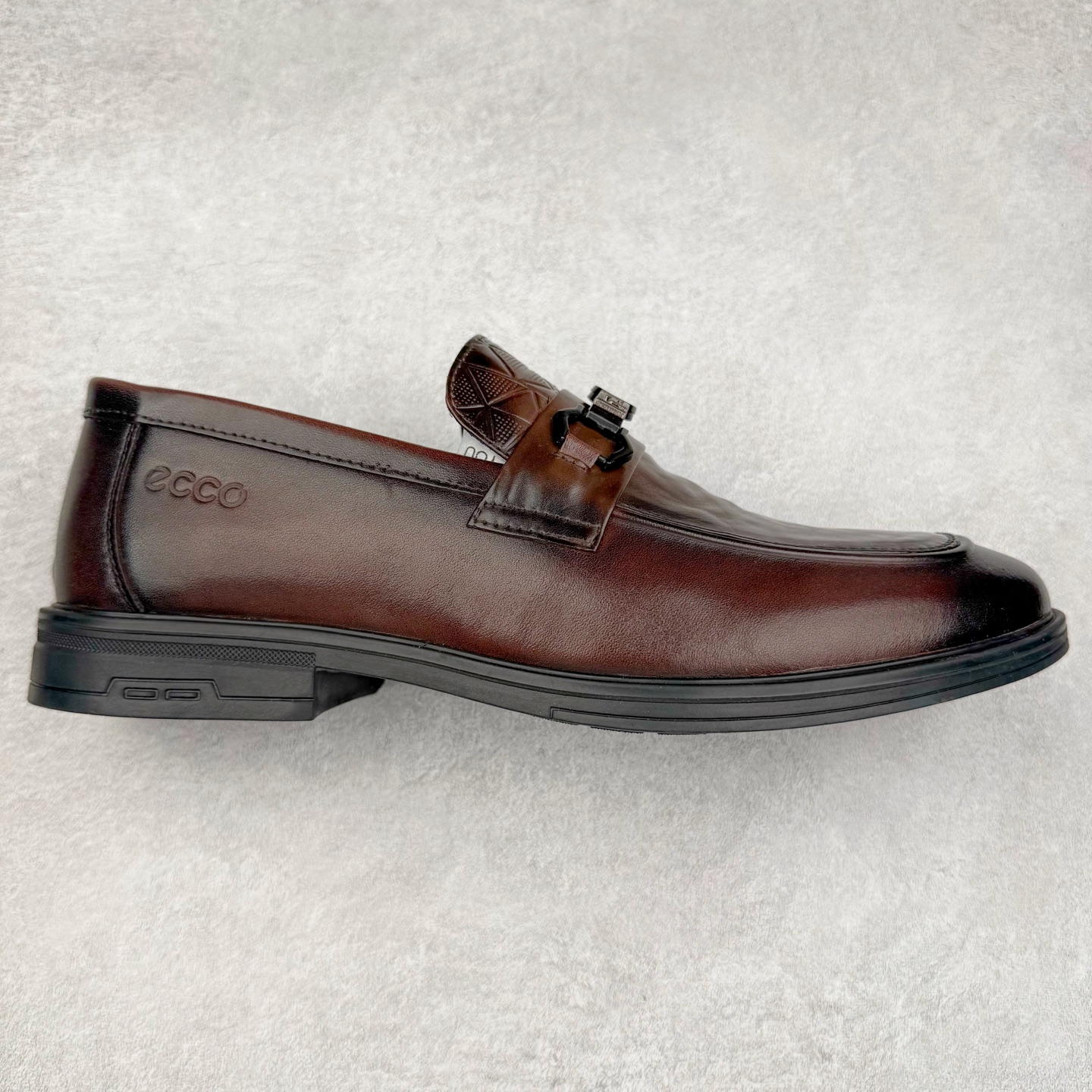 ECCO爱步男士乐福鞋 套脚牛皮皮鞋商务豆豆鞋都市伦敦系列 甄选优质皮革搭配柔软的纺衬里，以缜密缝线细诉精湛工艺，集舒适与格调于一体 圆头的款式设计令鞋头鞋楦区域更加宽敞舒适，宽楦鞋型适应多种脚型，久穿不累 确保每一步的舒适与稳固 创新鞋底 提供运动脚感的正装鞋 将双脚自然托起，轻盈柔软，回弹缓震 舒适耐穿 沿袭时髦鞋匠的工艺品质，将舒适脚感与百搭风尚巧妙融为一体，带来定制般的非凡体验 绅士型格 尽在这一步 尺码：38 39 40 41 42 43（皮鞋码）-选品中心