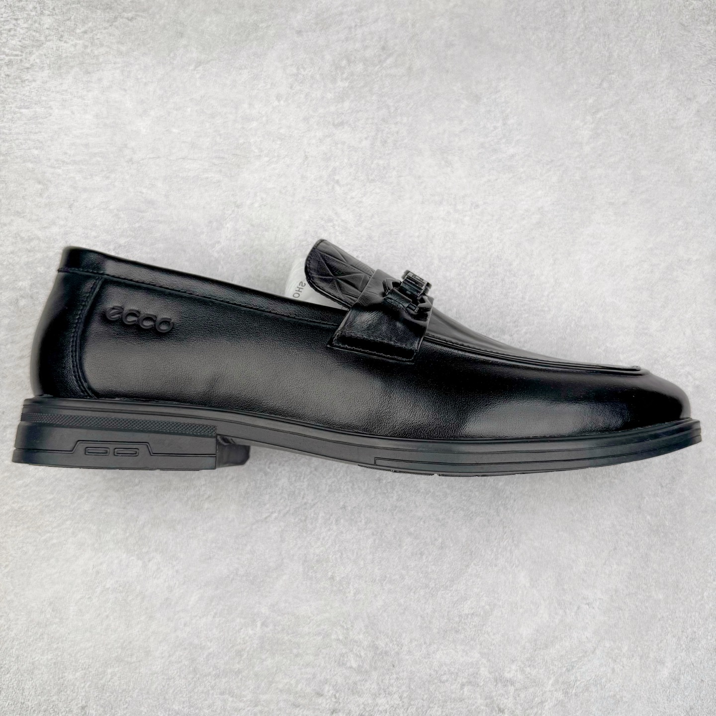 ECCO爱步男士乐福鞋 套脚牛皮皮鞋商务豆豆鞋都市伦敦系列 甄选优质皮革搭配柔软的纺衬里，以缜密缝线细诉精湛工艺，集舒适与格调于一体 圆头的款式设计令鞋头鞋楦区域更加宽敞舒适，宽楦鞋型适应多种脚型，久穿不累 确保每一步的舒适与稳固 创新鞋底 提供运动脚感的正装鞋 将双脚自然托起，轻盈柔软，回弹缓震 舒适耐穿 沿袭时髦鞋匠的工艺品质，将舒适脚感与百搭风尚巧妙融为一体，带来定制般的非凡体验 绅士型格 尽在这一步 尺码：38 39 40 41 42 43（皮鞋码）-选品中心
