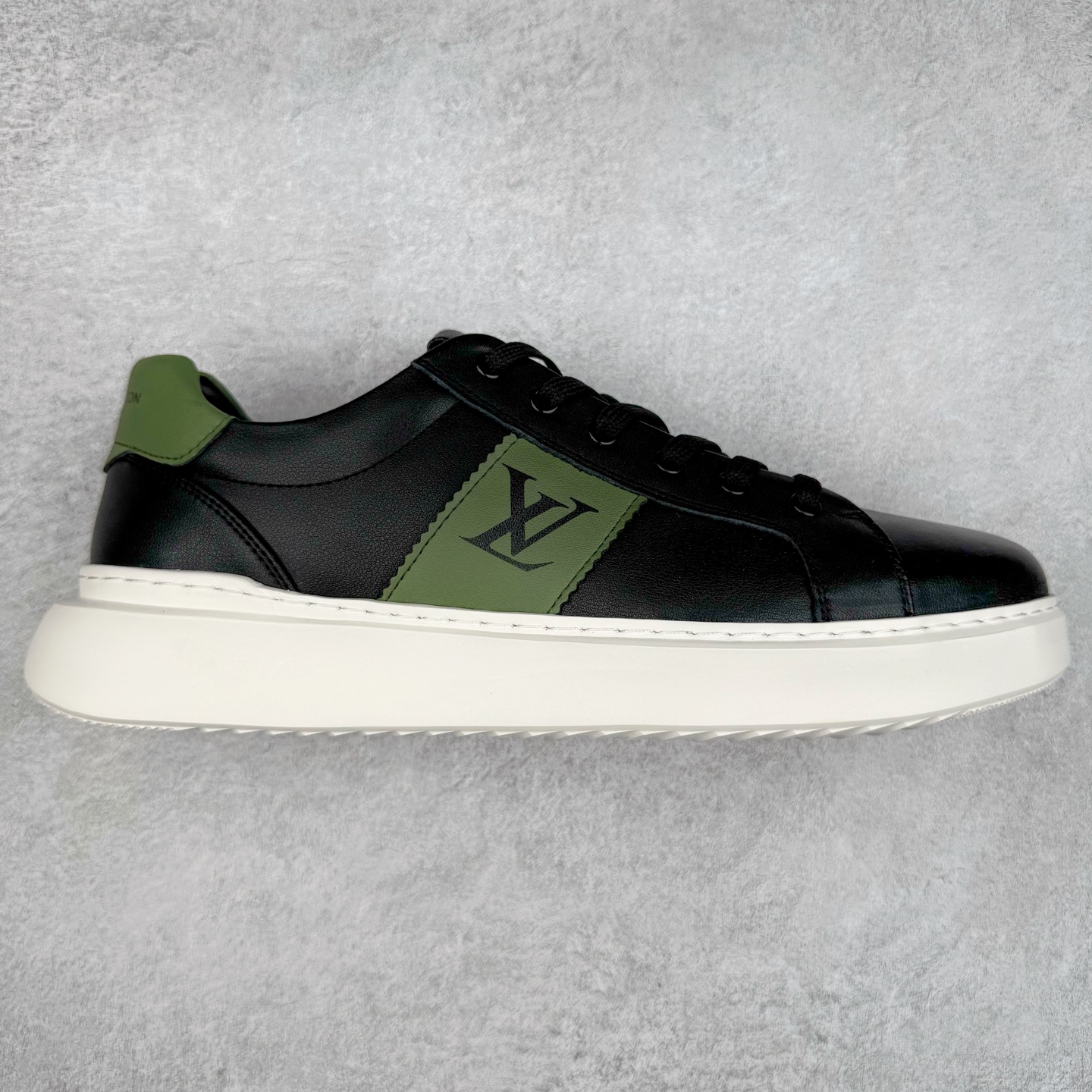 Louis Vuitton LV路易威登休闲文化运动板鞋系列 广东大厂品质 舒适轻泡大底和百搭性霸屏整个时尚娱乐圈，细节调整完美主义！鞋面采用意大利进口头层小牛皮材质 独家开模轻泡大底， 侧边采用3D打印标志性Logo 尽显贵族时尚气息，台湾进口小牛皮挂皮内里，配带正品全套包装。尺码：39 40 41 42 43 44（皮鞋码）-选品中心