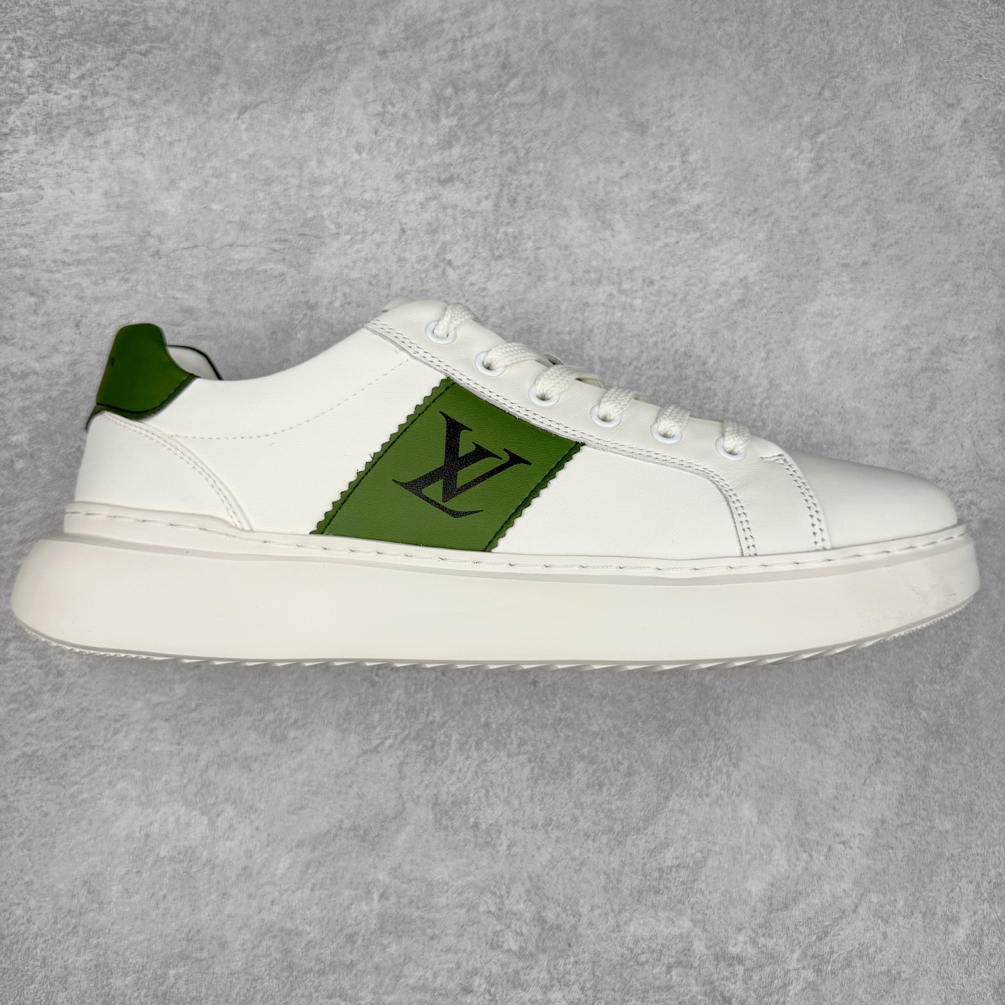 Louis Vuitton LV路易威登休闲文化运动板鞋系列 广东大厂品质 舒适轻泡大底和百搭性霸屏整个时尚娱乐圈，细节调整完美主义！鞋面采用意大利进口头层小牛皮材质 独家开模轻泡大底， 侧边采用3D打印标志性Logo 尽显贵族时尚气息，台湾进口小牛皮挂皮内里，配带正品全套包装。尺码：39 40 41 42 43 44（皮鞋码）-选品中心