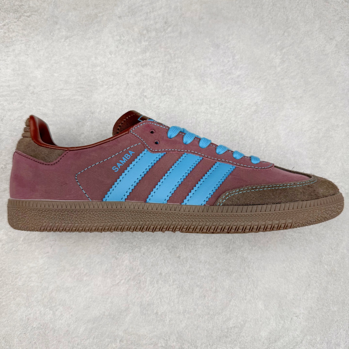 AD Original Samba OG 复古经典轻便板鞋 JI2733 这款桑巴鞋展示了高质量的工艺 带有装饰的超锁缝制和无缝的手感 柔软、柔软的皮革造型和标志性的3条纹完成了精致的外观 正规合身鞋带 鞋面上有绒面鞋垫 橡胶鞋底 享受正畸套筒软感 自50年代首次亮相以来就一直在赢得粉丝的青睐 尺码：36 36.5 37.5 38 38.5 39 40 40.5 41 42 42.5 43 44 44.5 45-选品中心