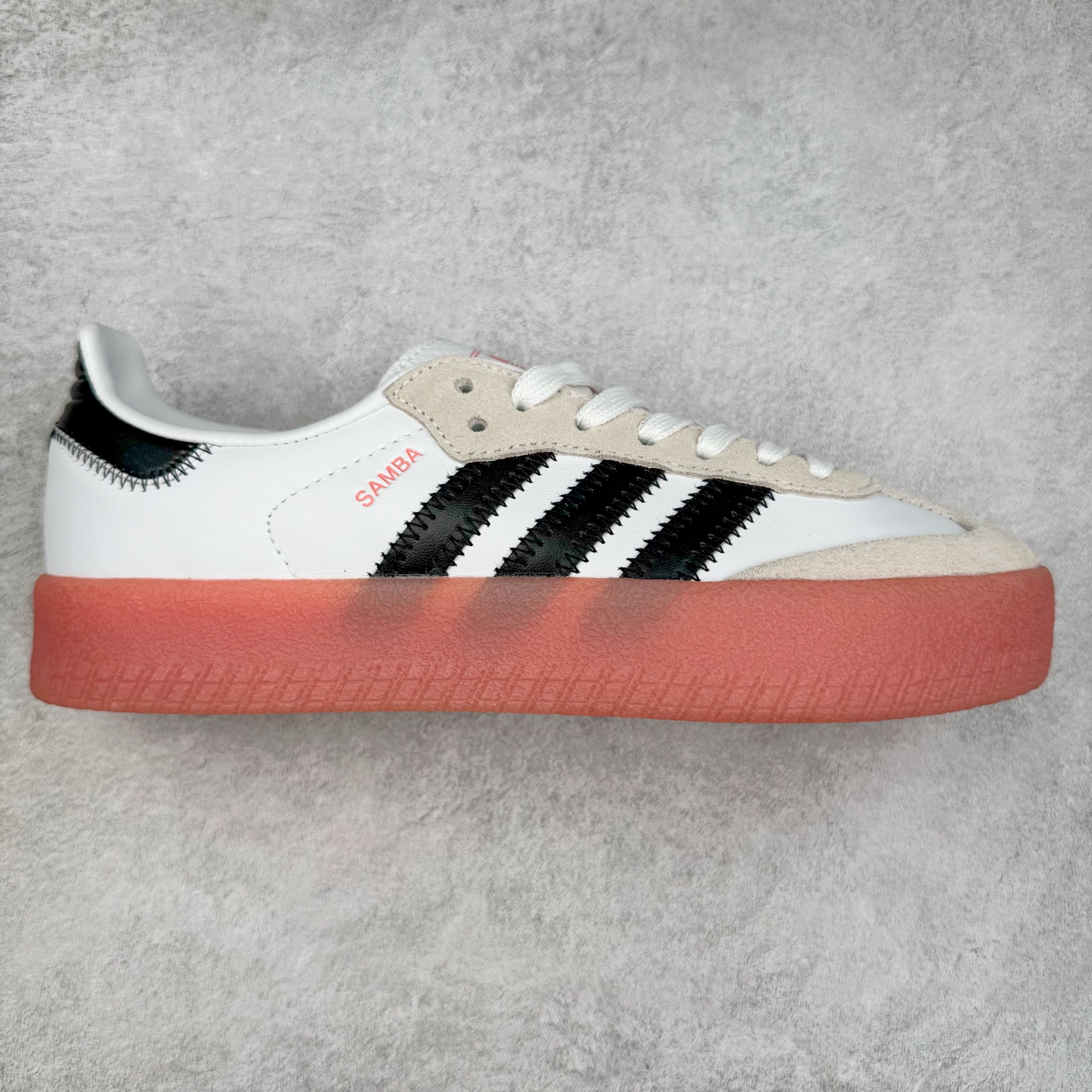 AD Samba XLG 桑巴舞加大厚底版系列德训风百搭松糕休闲运动板鞋生胶底 JI3072 自Originals Samba成功借势Blokecore风潮一跃成为街头巷尾的焦点鞋款后,不论是围绕Samba本身打造的各式「变种版本」,还是以Samba为蓝本打造联名鞋款,都成为了时尚潮流人士日常穿搭首选。Samba XLG是adidas Originals不断扩展XLG系列的一部分,旨在与年轻文化相契合,迎合那些希望通过个性时尚表达自我而不愿牺牲舒适度的年轻群体。街头时尚领域的Gen Z特别偏爱宽松的穿着风格。Samba XLG针对这一点做了创新。它在延续Samba OG经典设计的基础上,迎合年轻群体的穿着习惯,重塑为宽大的鞋身比例轮廓以及加厚中底,让消费者轻松展示自己独特的风格。全新的Samba XLG系列不仅迎合了当下年轻群体的穿搭习惯,加宽了鞋身比例以及将中底进一步增厚,在视觉比例上更加饱满,同时还保留了经典Samba的细节,这样一来,鞋迷朋友在穿搭上不仅能更加个性化,而且还能延续一定的复古感受。尺码：36 36⅔ 37⅓ 38 38⅔ 39⅓ 40 40⅔ 41⅓ 42 42⅔ 43⅓ 44 45-选品中心