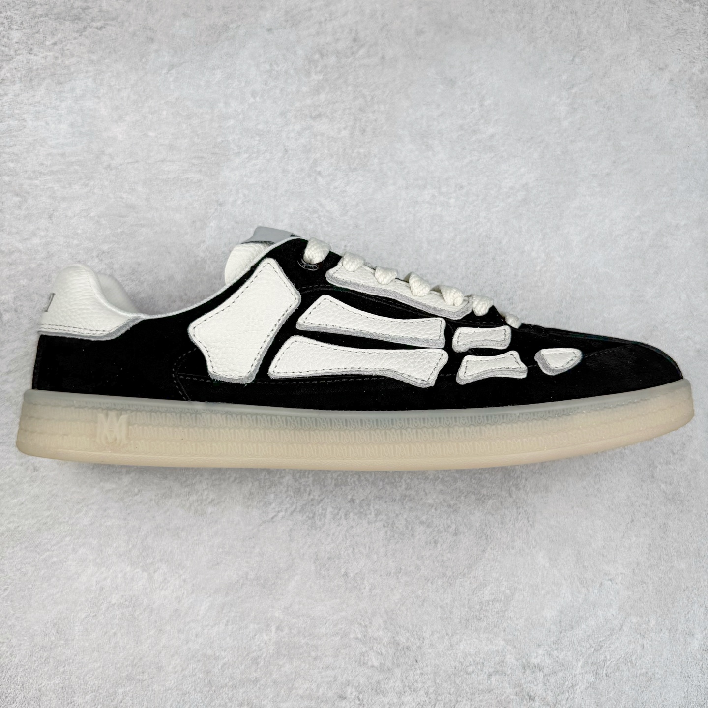 #莞产 Amiri 埃米尔 Skeleton Low-Skel top Sneakers 骨骼系列情侣鞋 当潮顶流产品 众星上脚 低帮运动休闲板鞋 正确骨头形状 鞋舌外翻细节 头层牛皮双层加厚鞋面 鞋帮侧面骨头采用两张牛皮贴合处理 立体感更好 皮料切口均油边处理 定制金属LOGO铭牌及吊牌 并配有官方购物袋尽显高端大气 尺码 35 36 37 38 39 40 41 42 43 44 45-选品中心