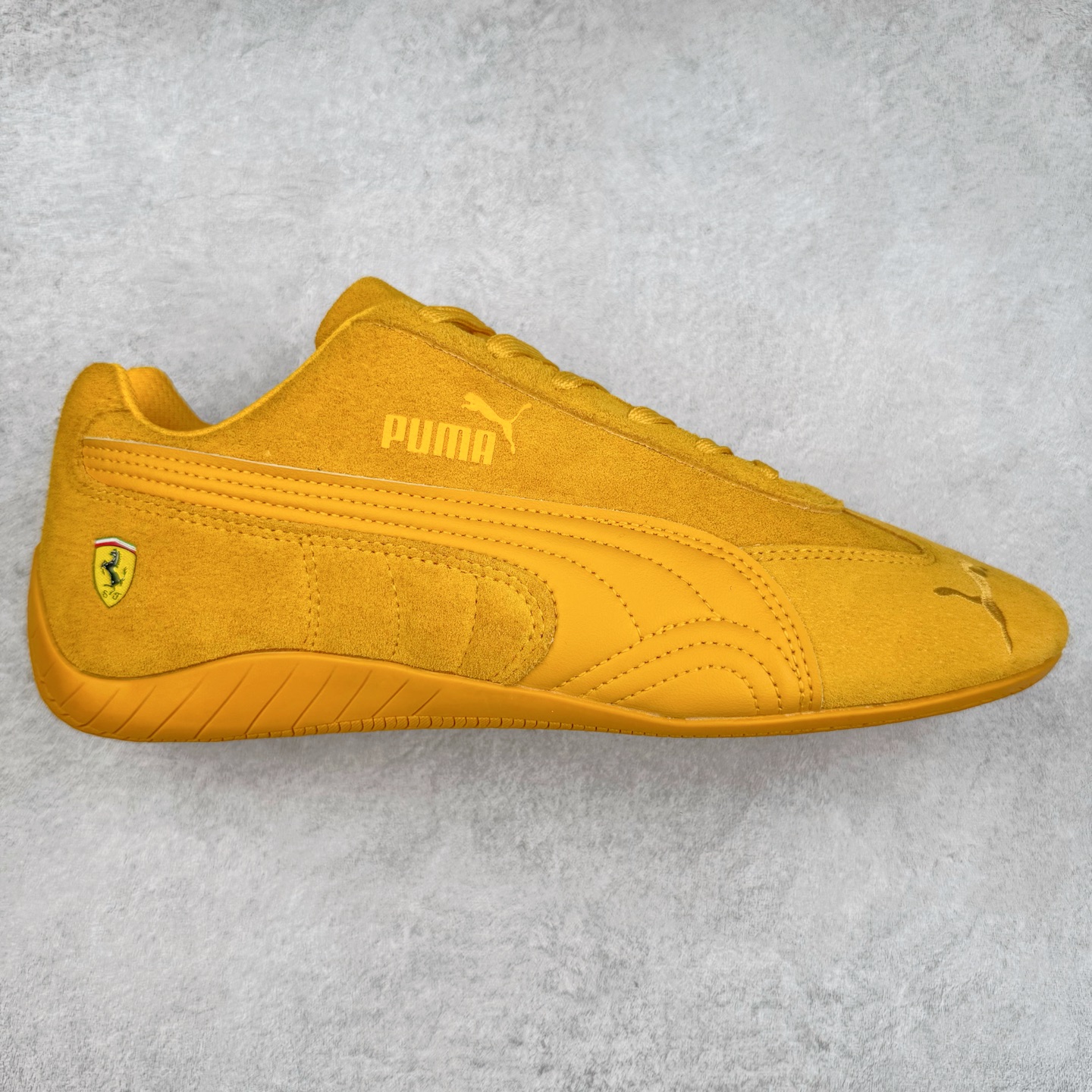 ＃TG特价福利 PUMA Speedca OG 彪马极速赛车系列低帮德训风拼接复古百搭休闲运动赛车鞋 鞋款从80、90年代赛车手所穿的防火赛车鞋为原型，鞋身线条模仿了赛车的流线廓形，体现了空气动力学原理的结构。简约流畅的外观，恰好又和贯穿其中的Formstrip Logo融合恰到好处，视觉上细节丰富且协调。本次Speedcat OG鞋款归来，最大看点自然式保留了窄版鞋型以及薄底构造。这两年各品牌鞋底越做越厚，Speedcat反其道而行之，上脚几乎无鞋底的效果带来耳目一新的视觉体验。鞋面依旧是以质感细腻的麂皮材质打造，并且大面积近乎全包裹的使用，复古味道也愈发浓烈。配色上更是将最原始的黑色和红色带回，向F1赛车队的标志性队服致敬。相信让各位一眼种草的更多是出挑的大红色，上脚即可瞬间点亮整体造型，在以球鞋为核心的OOTD中脱颖而出。而另一款黑色则是低调的万金油，彰显新潮个性的同时又不喧宾夺主，也是热爱简约系穿搭朋友的首选。 尺码：35.5 36 37 37.5 38 38.5 39 40 40.5 41 42 42.5 43 44 44.5 45-选品中心
