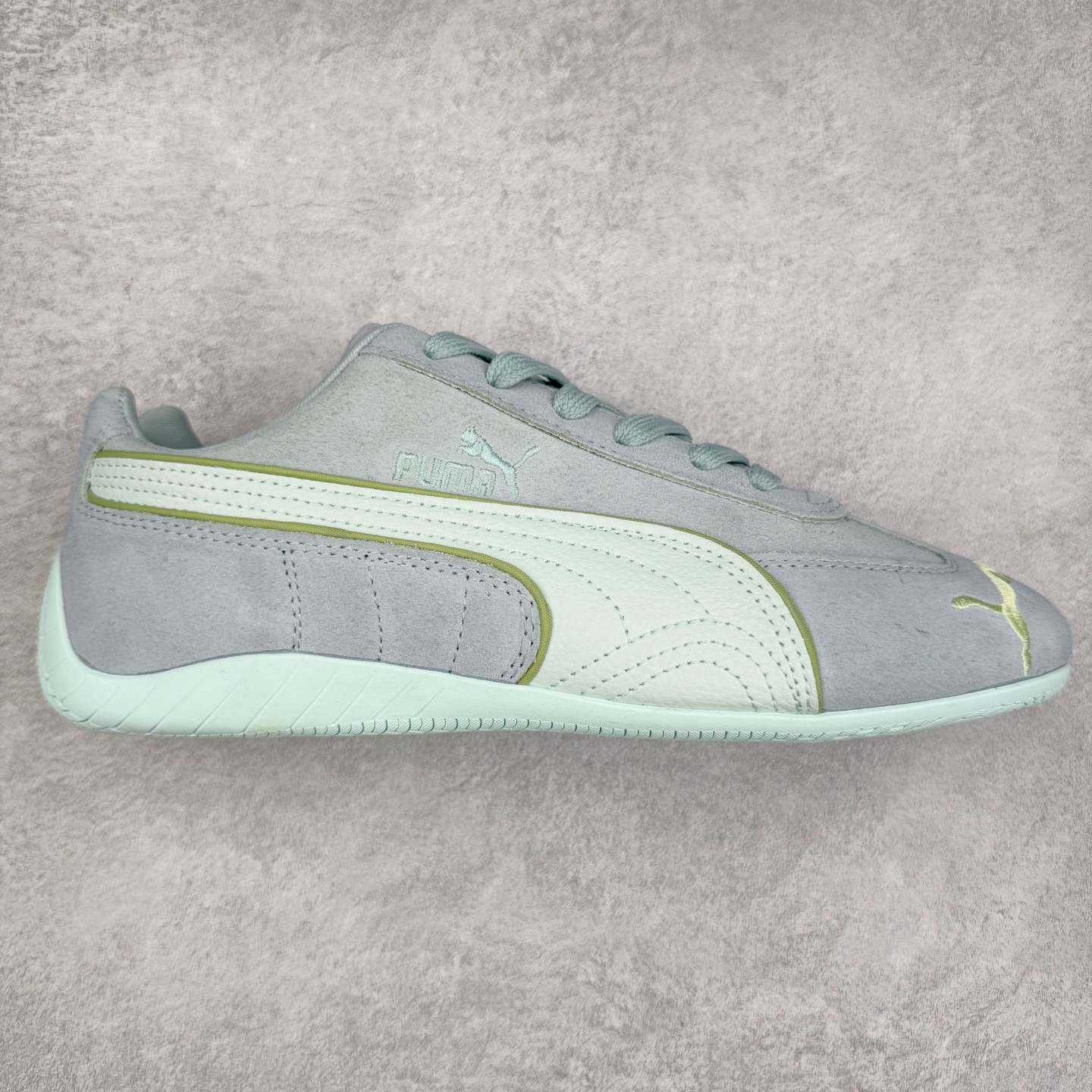 ＃TG特价福利 PUMA Speedca OG 彪马极速赛车系列低帮德训风拼接复古百搭休闲运动赛车鞋 鞋款从80、90年代赛车手所穿的防火赛车鞋为原型，鞋身线条模仿了赛车的流线廓形，体现了空气动力学原理的结构。简约流畅的外观，恰好又和贯穿其中的Formstrip Logo融合恰到好处，视觉上细节丰富且协调。本次Speedcat OG鞋款归来，最大看点自然式保留了窄版鞋型以及薄底构造。这两年各品牌鞋底越做越厚，Speedcat反其道而行之，上脚几乎无鞋底的效果带来耳目一新的视觉体验。鞋面依旧是以质感细腻的麂皮材质打造，并且大面积近乎全包裹的使用，复古味道也愈发浓烈。配色上更是将最原始的黑色和红色带回，向F1赛车队的标志性队服致敬。相信让各位一眼种草的更多是出挑的大红色，上脚即可瞬间点亮整体造型，在以球鞋为核心的OOTD中脱颖而出。而另一款黑色则是低调的万金油，彰显新潮个性的同时又不喧宾夺主，也是热爱简约系穿搭朋友的首选。 尺码：35.5 36 37 37.5 38 38.5 39 40 40.5 41 42 42.5 43 44 44.5 45-选品中心