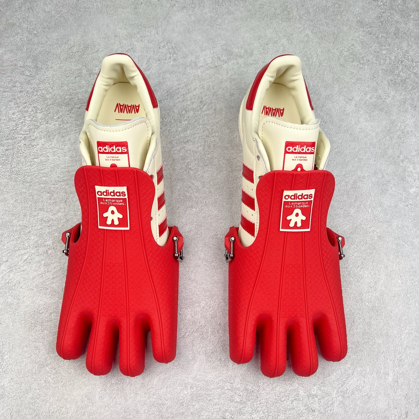 图片[2]-AD Originals Superstar 经典复古贝壳头板鞋 JP7142 诞生于1969年 是第一双将全皮面鞋 身与橡胶鞋头结合在一起的低帮篮球鞋 Superstar最开始 是作为高帮篮球鞋Pro Model的低帮版本而出现的 但因为其独特和醒目的橡胶鞋头造型而让大家熟知 被大家形象地称为\\\”shelltoe\\\”贝壳头 在70年代的美国职业篮球场上 接近3/4的NBA球员都将这双Superstar作为场上用鞋 80年代之后 经过不断的改良和发展 Superstar逐渐成为横跨时装、音乐、街头文化、休闲和运动等各大领域的时尚潮鞋 尺码：36 36.5 37 38 38.5 39 40 40.5 41 42 42.5 43 44 44.5 45-选品中心