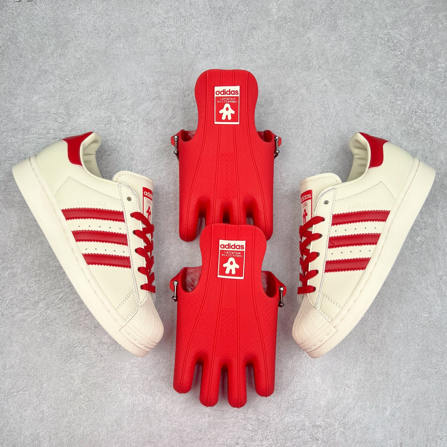 图片[3]-AD Originals Superstar 经典复古贝壳头板鞋 JP7142 诞生于1969年 是第一双将全皮面鞋 身与橡胶鞋头结合在一起的低帮篮球鞋 Superstar最开始 是作为高帮篮球鞋Pro Model的低帮版本而出现的 但因为其独特和醒目的橡胶鞋头造型而让大家熟知 被大家形象地称为\\\”shelltoe\\\”贝壳头 在70年代的美国职业篮球场上 接近3/4的NBA球员都将这双Superstar作为场上用鞋 80年代之后 经过不断的改良和发展 Superstar逐渐成为横跨时装、音乐、街头文化、休闲和运动等各大领域的时尚潮鞋 尺码：36 36.5 37 38 38.5 39 40 40.5 41 42 42.5 43 44 44.5 45-选品中心