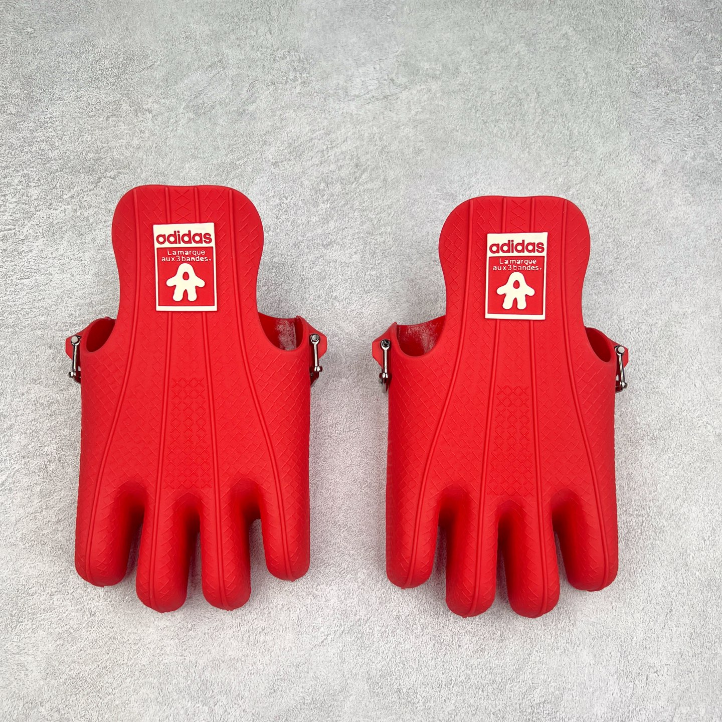 图片[4]-AD Originals Superstar 经典复古贝壳头板鞋 JP7142 诞生于1969年 是第一双将全皮面鞋 身与橡胶鞋头结合在一起的低帮篮球鞋 Superstar最开始 是作为高帮篮球鞋Pro Model的低帮版本而出现的 但因为其独特和醒目的橡胶鞋头造型而让大家熟知 被大家形象地称为\\\”shelltoe\\\”贝壳头 在70年代的美国职业篮球场上 接近3/4的NBA球员都将这双Superstar作为场上用鞋 80年代之后 经过不断的改良和发展 Superstar逐渐成为横跨时装、音乐、街头文化、休闲和运动等各大领域的时尚潮鞋 尺码：36 36.5 37 38 38.5 39 40 40.5 41 42 42.5 43 44 44.5 45-选品中心