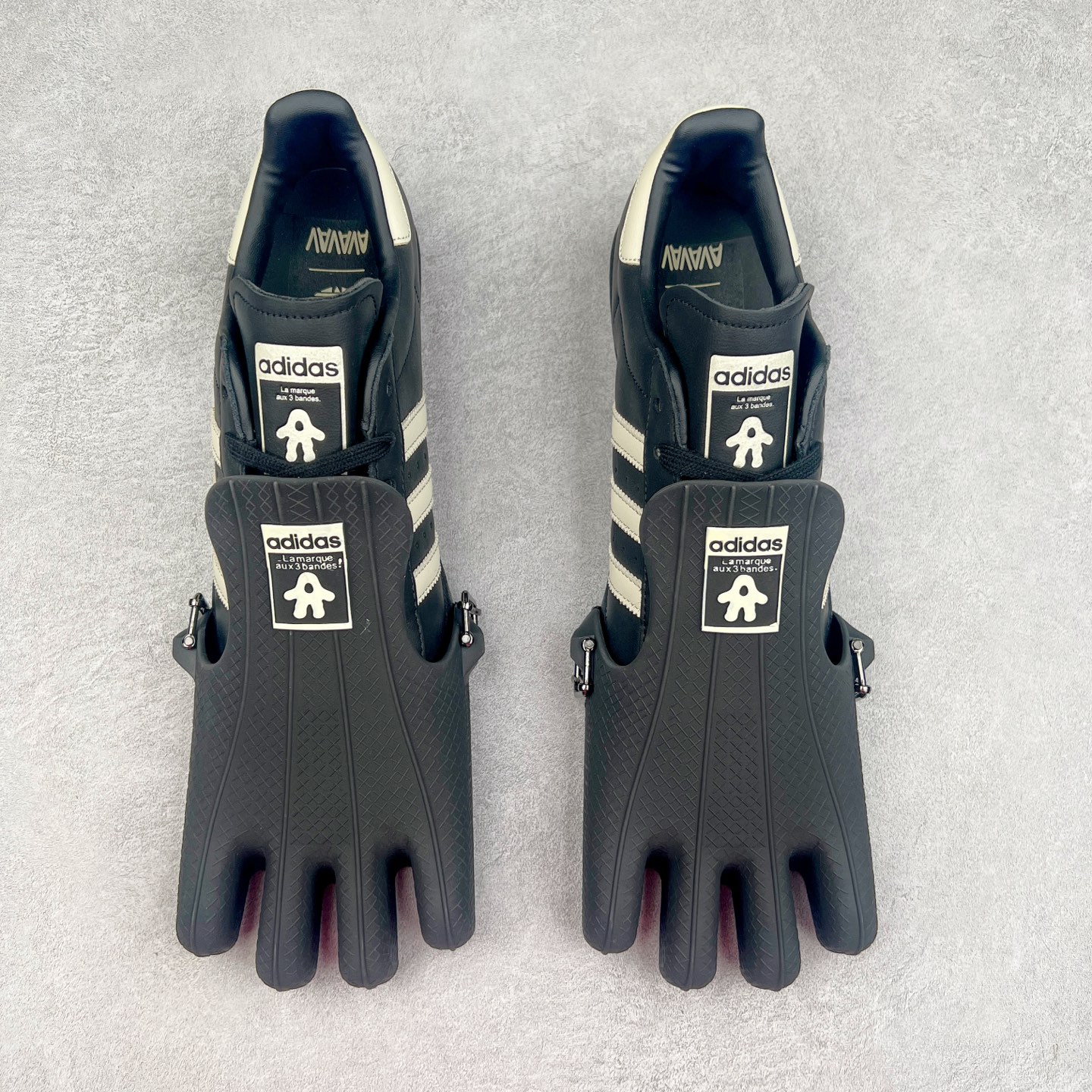 图片[2]-AD Originals Superstar 经典复古贝壳头板鞋 JP7141 诞生于1969年 是第一双将全皮面鞋 身与橡胶鞋头结合在一起的低帮篮球鞋 Superstar最开始 是作为高帮篮球鞋Pro Model的低帮版本而出现的 但因为其独特和醒目的橡胶鞋头造型而让大家熟知 被大家形象地称为\\\”shelltoe\\\”贝壳头 在70年代的美国职业篮球场上 接近3/4的NBA球员都将这双Superstar作为场上用鞋 80年代之后 经过不断的改良和发展 Superstar逐渐成为横跨时装、音乐、街头文化、休闲和运动等各大领域的时尚潮鞋 尺码：36 36.5 37 38 38.5 39 40 40.5 41 42 42.5 43 44 44.5 45-选品中心