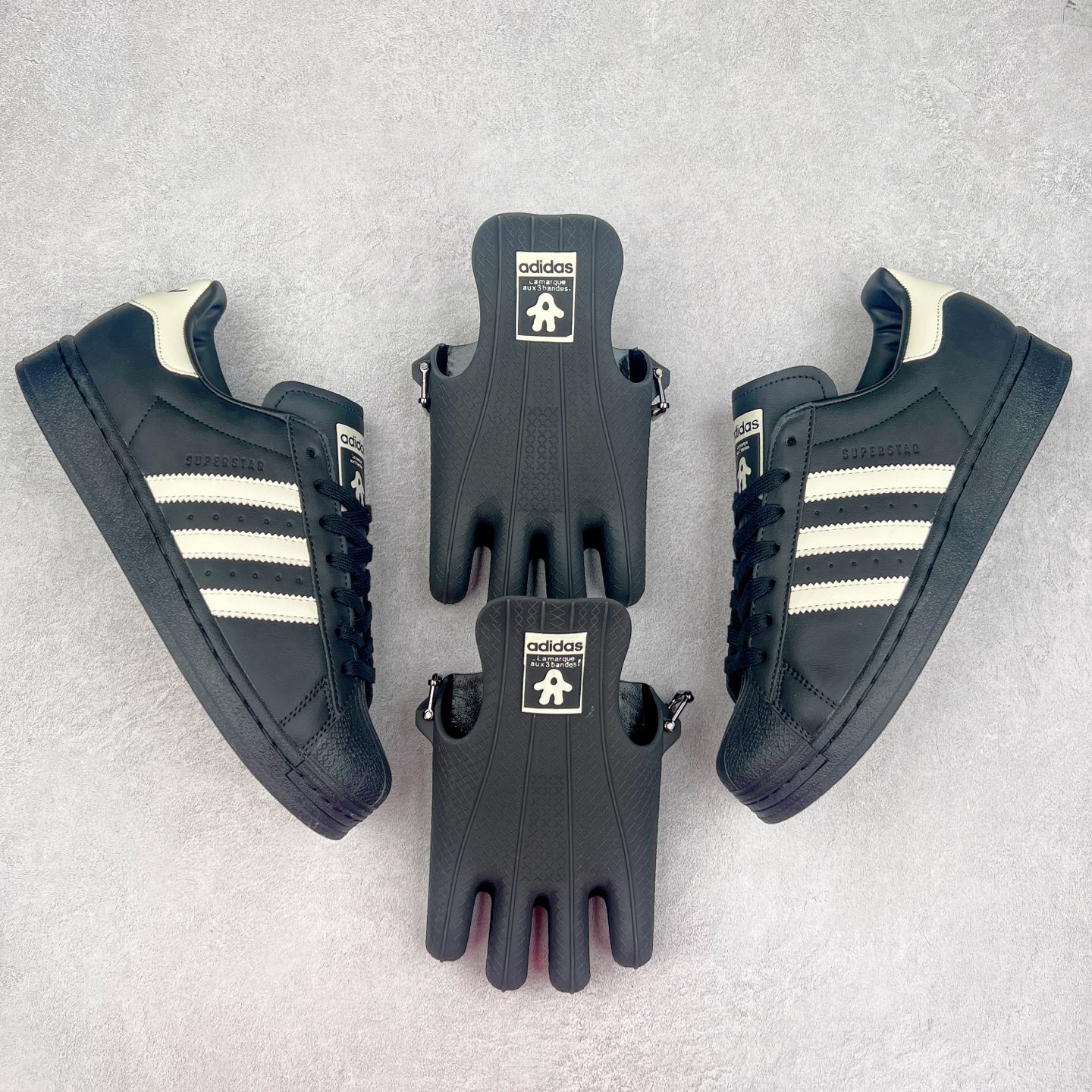 图片[3]-AD Originals Superstar 经典复古贝壳头板鞋 JP7141 诞生于1969年 是第一双将全皮面鞋 身与橡胶鞋头结合在一起的低帮篮球鞋 Superstar最开始 是作为高帮篮球鞋Pro Model的低帮版本而出现的 但因为其独特和醒目的橡胶鞋头造型而让大家熟知 被大家形象地称为\\\”shelltoe\\\”贝壳头 在70年代的美国职业篮球场上 接近3/4的NBA球员都将这双Superstar作为场上用鞋 80年代之后 经过不断的改良和发展 Superstar逐渐成为横跨时装、音乐、街头文化、休闲和运动等各大领域的时尚潮鞋 尺码：36 36.5 37 38 38.5 39 40 40.5 41 42 42.5 43 44 44.5 45-选品中心