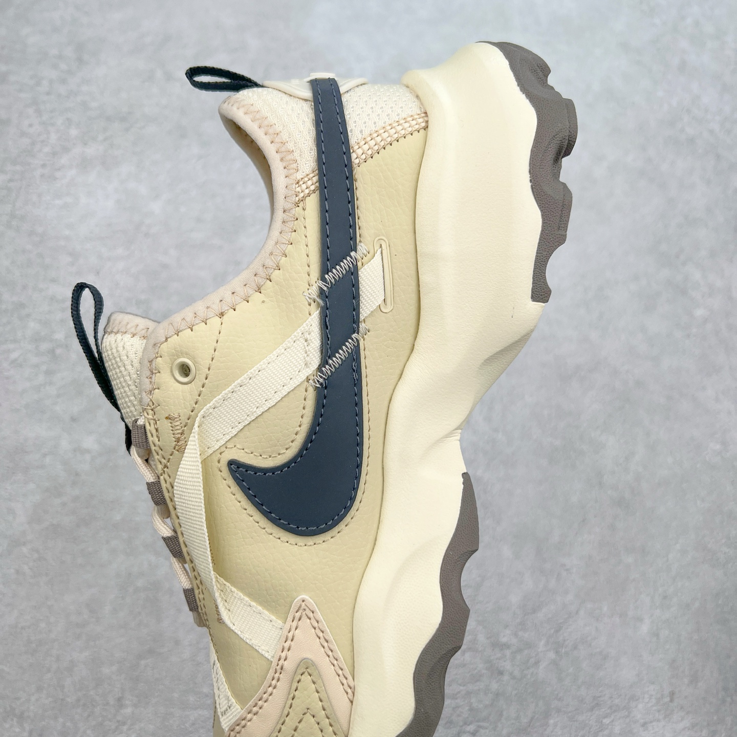 图片[7]-NK TC 7900 Lx 人气单品复古老爹鞋 DD9682-200 织带与对勾交错穿插 以及它的走线和收口 看起来都非常的有设计感 很高级（对勾是有反光效果的）鞋底用了厚实的泡绵不仅可以缓震 更提升了穿着的舒适感 最主要的是泡绵会使鞋子变得很轻 所以这双鞋上脚也是又舒服又轻便 走路逛街都不会觉得很累 脚感底部泡棉搭配了橡胶 所以它的耐穿性和抓地性也非常得好 鞋跟大概有三四公分的厚度 所以这双鞋具有一定的增高和拉长小腿的效果 尺码：35.5 36 36.5 37.5 38 38.5 39 40 40.5 41 42 42.5 43 44 44.5 45-选品中心