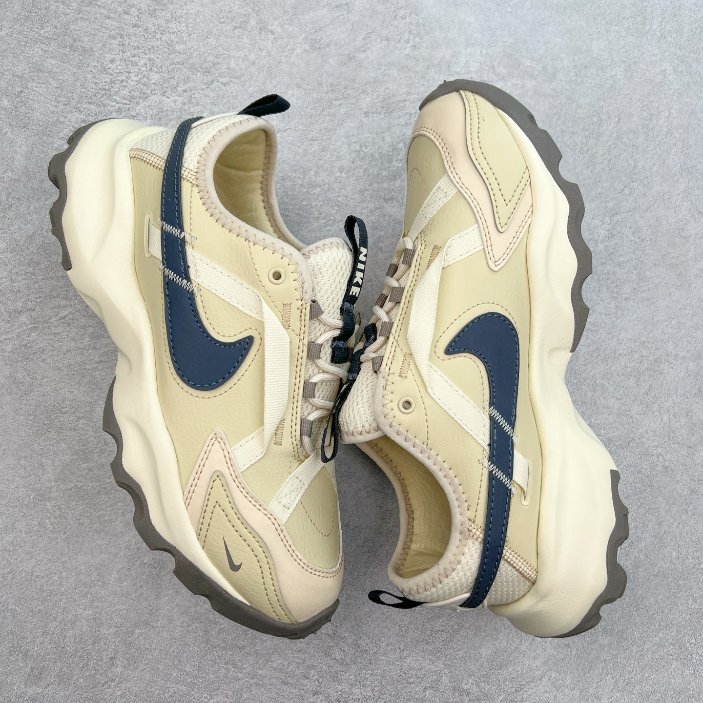 图片[3]-NK TC 7900 Lx 人气单品复古老爹鞋 DD9682-200 织带与对勾交错穿插 以及它的走线和收口 看起来都非常的有设计感 很高级（对勾是有反光效果的）鞋底用了厚实的泡绵不仅可以缓震 更提升了穿着的舒适感 最主要的是泡绵会使鞋子变得很轻 所以这双鞋上脚也是又舒服又轻便 走路逛街都不会觉得很累 脚感底部泡棉搭配了橡胶 所以它的耐穿性和抓地性也非常得好 鞋跟大概有三四公分的厚度 所以这双鞋具有一定的增高和拉长小腿的效果 尺码：35.5 36 36.5 37.5 38 38.5 39 40 40.5 41 42 42.5 43 44 44.5 45-选品中心