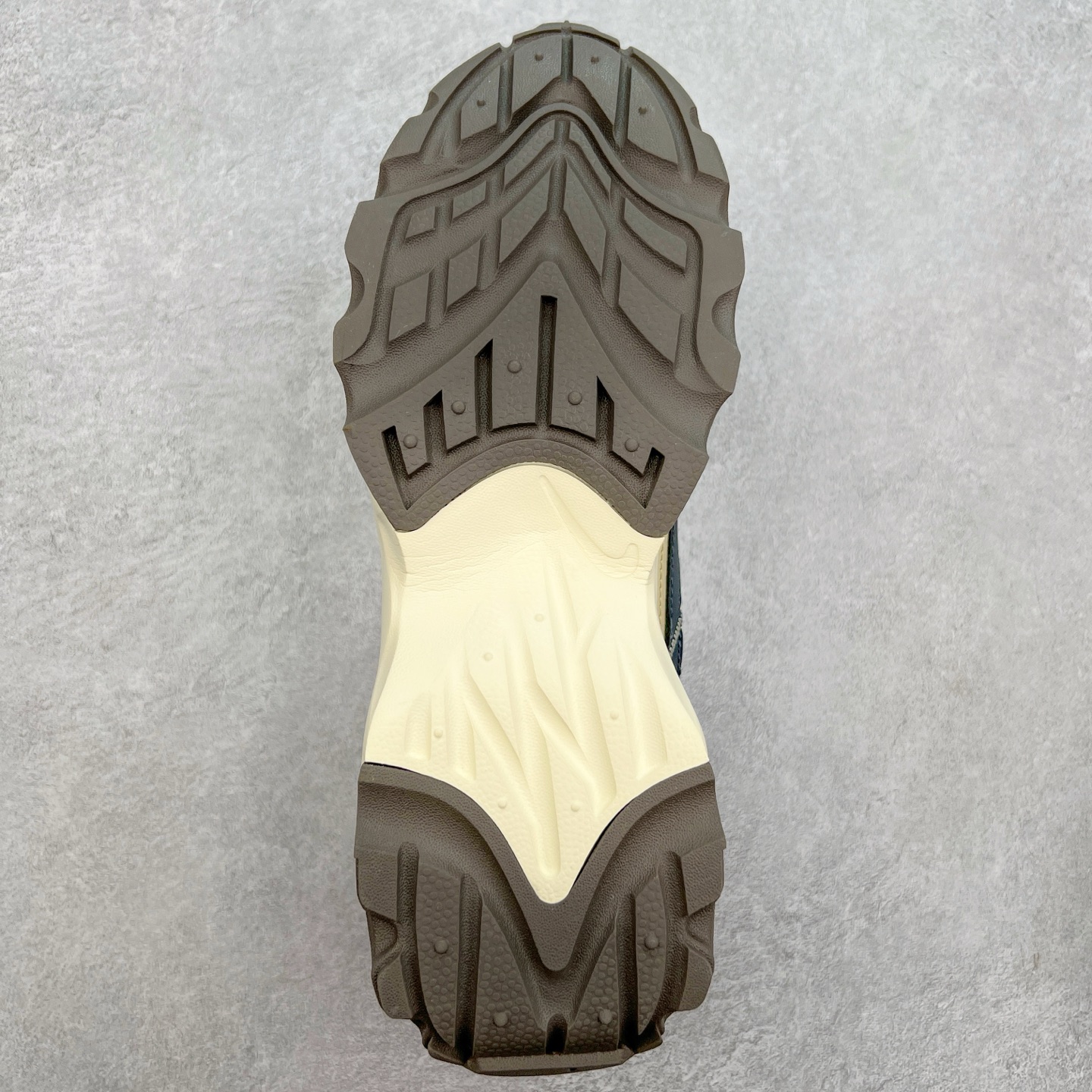 图片[9]-NK TC 7900 Lx 人气单品复古老爹鞋 DD9682-200 织带与对勾交错穿插 以及它的走线和收口 看起来都非常的有设计感 很高级（对勾是有反光效果的）鞋底用了厚实的泡绵不仅可以缓震 更提升了穿着的舒适感 最主要的是泡绵会使鞋子变得很轻 所以这双鞋上脚也是又舒服又轻便 走路逛街都不会觉得很累 脚感底部泡棉搭配了橡胶 所以它的耐穿性和抓地性也非常得好 鞋跟大概有三四公分的厚度 所以这双鞋具有一定的增高和拉长小腿的效果 尺码：35.5 36 36.5 37.5 38 38.5 39 40 40.5 41 42 42.5 43 44 44.5 45-选品中心