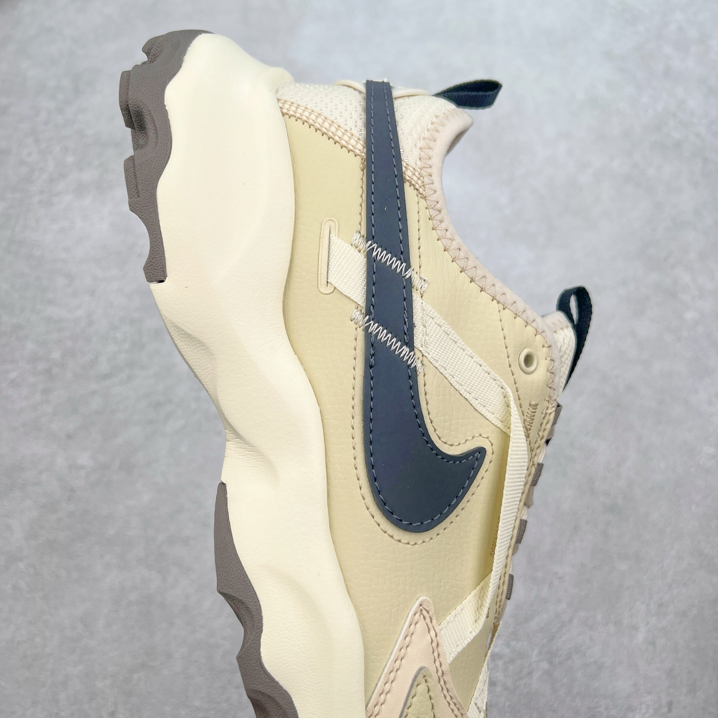 图片[6]-NK TC 7900 Lx 人气单品复古老爹鞋 DD9682-200 织带与对勾交错穿插 以及它的走线和收口 看起来都非常的有设计感 很高级（对勾是有反光效果的）鞋底用了厚实的泡绵不仅可以缓震 更提升了穿着的舒适感 最主要的是泡绵会使鞋子变得很轻 所以这双鞋上脚也是又舒服又轻便 走路逛街都不会觉得很累 脚感底部泡棉搭配了橡胶 所以它的耐穿性和抓地性也非常得好 鞋跟大概有三四公分的厚度 所以这双鞋具有一定的增高和拉长小腿的效果 尺码：35.5 36 36.5 37.5 38 38.5 39 40 40.5 41 42 42.5 43 44 44.5 45-选品中心