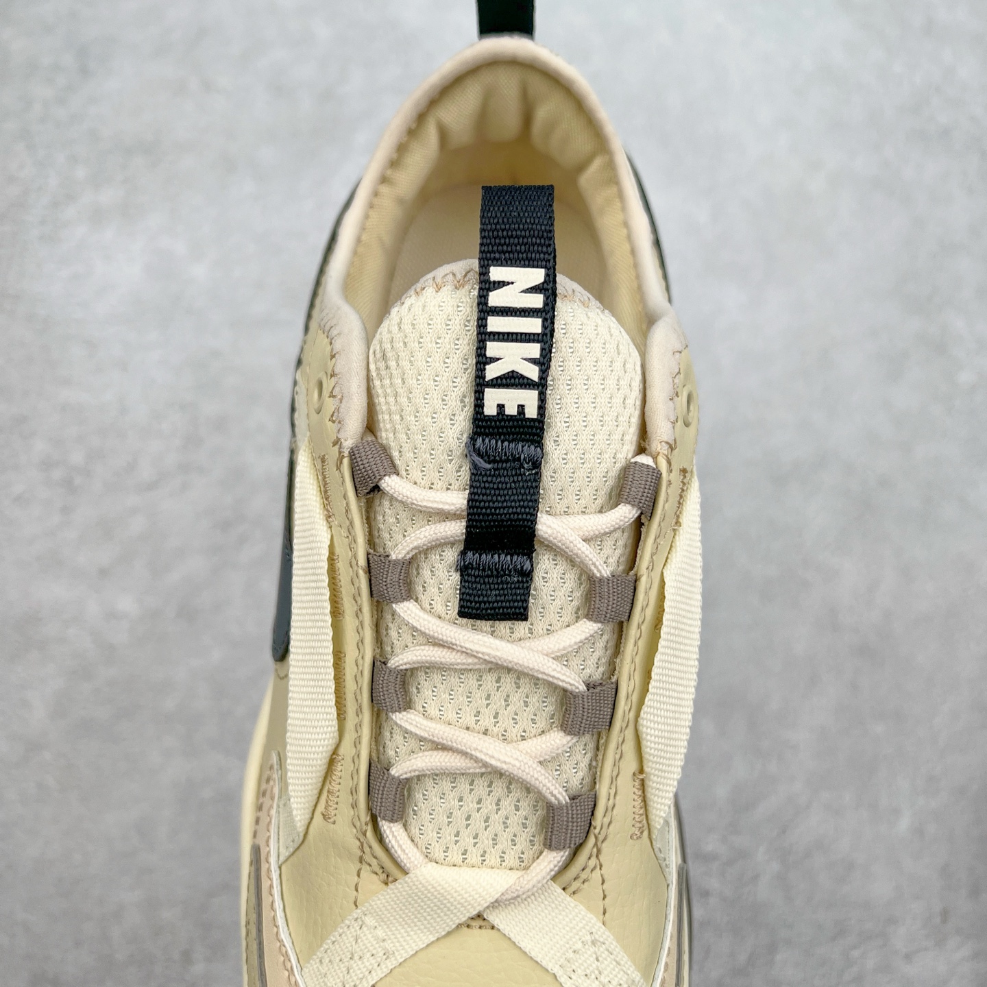 图片[5]-NK TC 7900 Lx 人气单品复古老爹鞋 DD9682-200 织带与对勾交错穿插 以及它的走线和收口 看起来都非常的有设计感 很高级（对勾是有反光效果的）鞋底用了厚实的泡绵不仅可以缓震 更提升了穿着的舒适感 最主要的是泡绵会使鞋子变得很轻 所以这双鞋上脚也是又舒服又轻便 走路逛街都不会觉得很累 脚感底部泡棉搭配了橡胶 所以它的耐穿性和抓地性也非常得好 鞋跟大概有三四公分的厚度 所以这双鞋具有一定的增高和拉长小腿的效果 尺码：35.5 36 36.5 37.5 38 38.5 39 40 40.5 41 42 42.5 43 44 44.5 45-选品中心