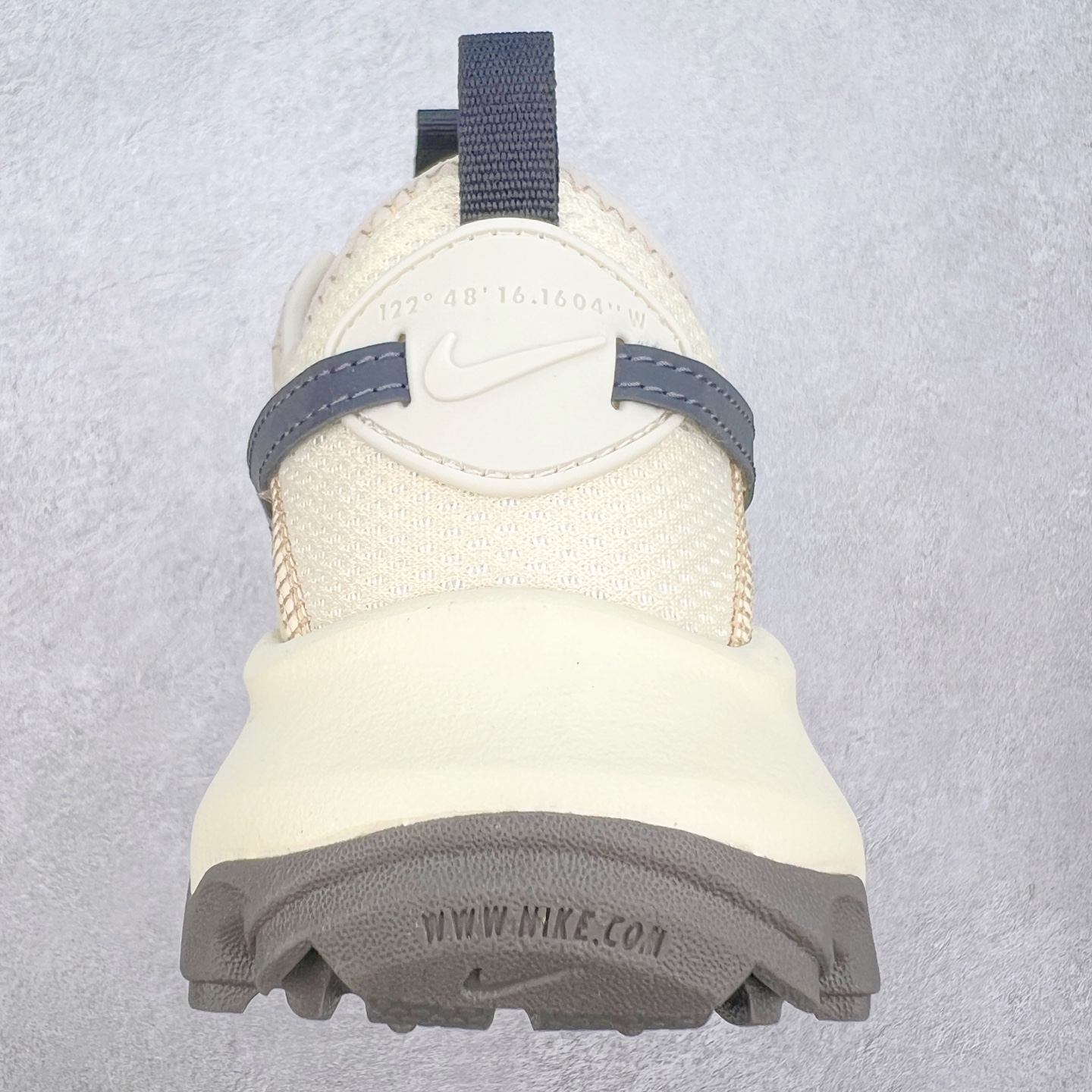 图片[8]-NK TC 7900 Lx 人气单品复古老爹鞋 DD9682-200 织带与对勾交错穿插 以及它的走线和收口 看起来都非常的有设计感 很高级（对勾是有反光效果的）鞋底用了厚实的泡绵不仅可以缓震 更提升了穿着的舒适感 最主要的是泡绵会使鞋子变得很轻 所以这双鞋上脚也是又舒服又轻便 走路逛街都不会觉得很累 脚感底部泡棉搭配了橡胶 所以它的耐穿性和抓地性也非常得好 鞋跟大概有三四公分的厚度 所以这双鞋具有一定的增高和拉长小腿的效果 尺码：35.5 36 36.5 37.5 38 38.5 39 40 40.5 41 42 42.5 43 44 44.5 45-选品中心