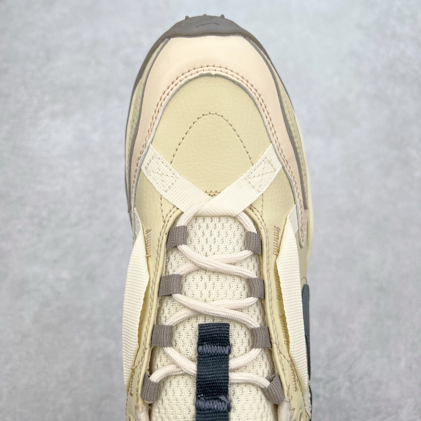 图片[4]-NK TC 7900 Lx 人气单品复古老爹鞋 DD9682-200 织带与对勾交错穿插 以及它的走线和收口 看起来都非常的有设计感 很高级（对勾是有反光效果的）鞋底用了厚实的泡绵不仅可以缓震 更提升了穿着的舒适感 最主要的是泡绵会使鞋子变得很轻 所以这双鞋上脚也是又舒服又轻便 走路逛街都不会觉得很累 脚感底部泡棉搭配了橡胶 所以它的耐穿性和抓地性也非常得好 鞋跟大概有三四公分的厚度 所以这双鞋具有一定的增高和拉长小腿的效果 尺码：35.5 36 36.5 37.5 38 38.5 39 40 40.5 41 42 42.5 43 44 44.5 45-选品中心