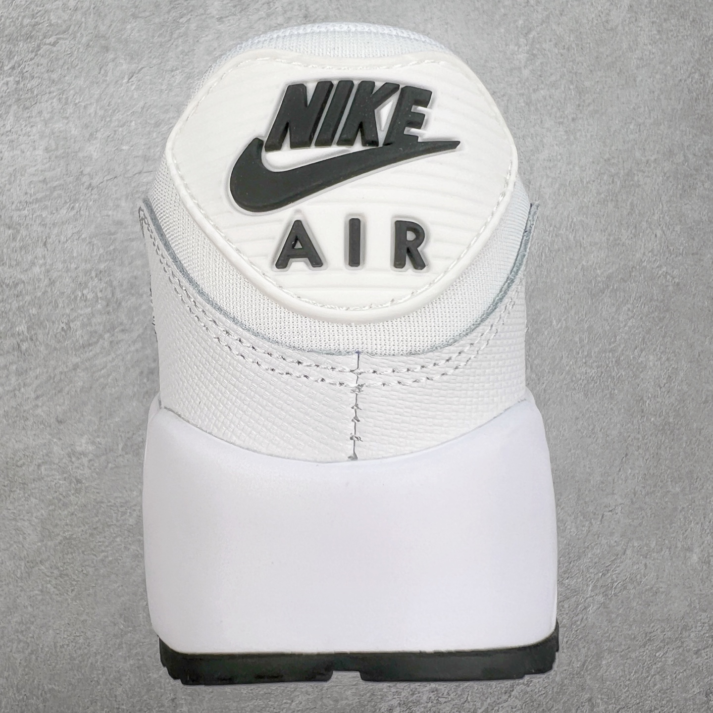 图片[8]-＃MX版 NK Air MAX 90 气垫复古减震跑步鞋 325213-131 经典重温 独家陆续补货 外单专供大厂出品 品质稳定 一百余色 终端操作 Air Max 90于1990年推出 来自Air Max系列 在Air Max 1的基础上改进而得 增加了气垫面积 外型上也更为流线 最特別的就是加入了菱纹塑胶嵌板 为Air Max 90增添了许多潮流气息 皮革鞋面 造就出色耐穿性和支撑力 Max Air缓震配置搭配泡棉中底 令Air Max 90轻盈而舒适 华夫格橡胶外底 铸就Air Max 90非凡的抓地力 而Air Max 90不仅是一双跑鞋 它成功跨越了时间的演进 成为了球鞋文化与潮流圈中最熟为人知的鞋款之一 尺码：36 36.5 37.5 38 38.5 39 40 40.5 41 42 42.5 43 44 44.5 45-选品中心