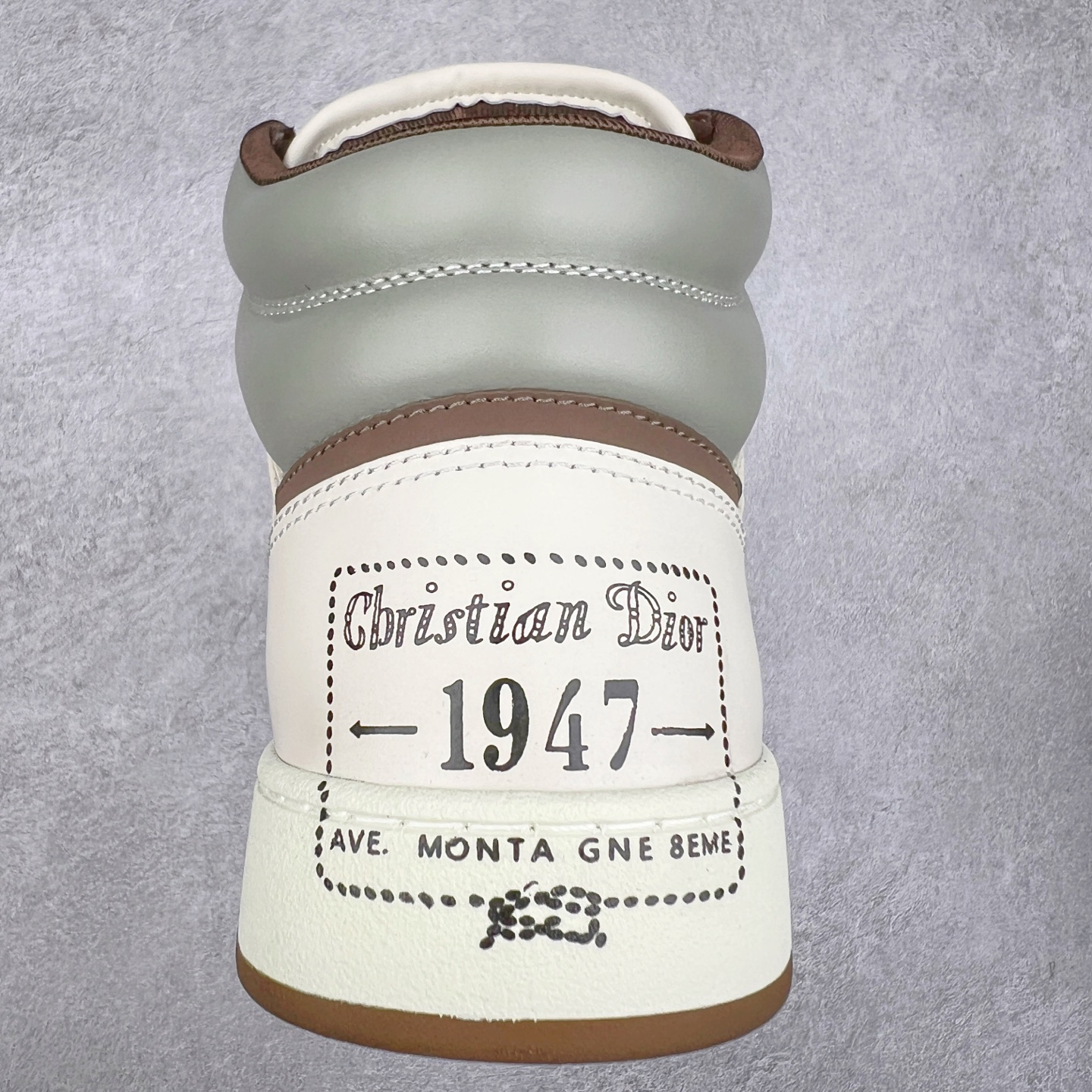 图片[8]-纯原 DIOR 迪奥 B27 高帮经典奢侈品休闲运动板鞋 东莞大厂生产 品质货真价实 代购级别 市面顶级版本 Oblique印花电秀 长时售卖 退换率超低这款B27运动鞋是DIOR的经典单品 和迪奥光滑牛皮革精心制作，侧面饰以米色和黑色提花Oblique印花镶边（激光冲孔）搭配CD lcon孔眼，双色橡胶鞋底，鞋舌和后跟处均饰以标志性细节，更显精致，时尚百搭，可为各种造型增光添彩 蓝色 奶油白色和迪奥灰光滑牛皮革 米色和黑色提花面料oblique印花 鞋底和鞋眼饰以DIOR标志 系带开合搭配CD·lcon孔眼网眼织物里料 双色橡胶外底 侧面缝线拼接结构 含防尘袋和一对鞋带 全套意大利正品包装 尺码 39 40 41 42 43 44 45 46-选品中心