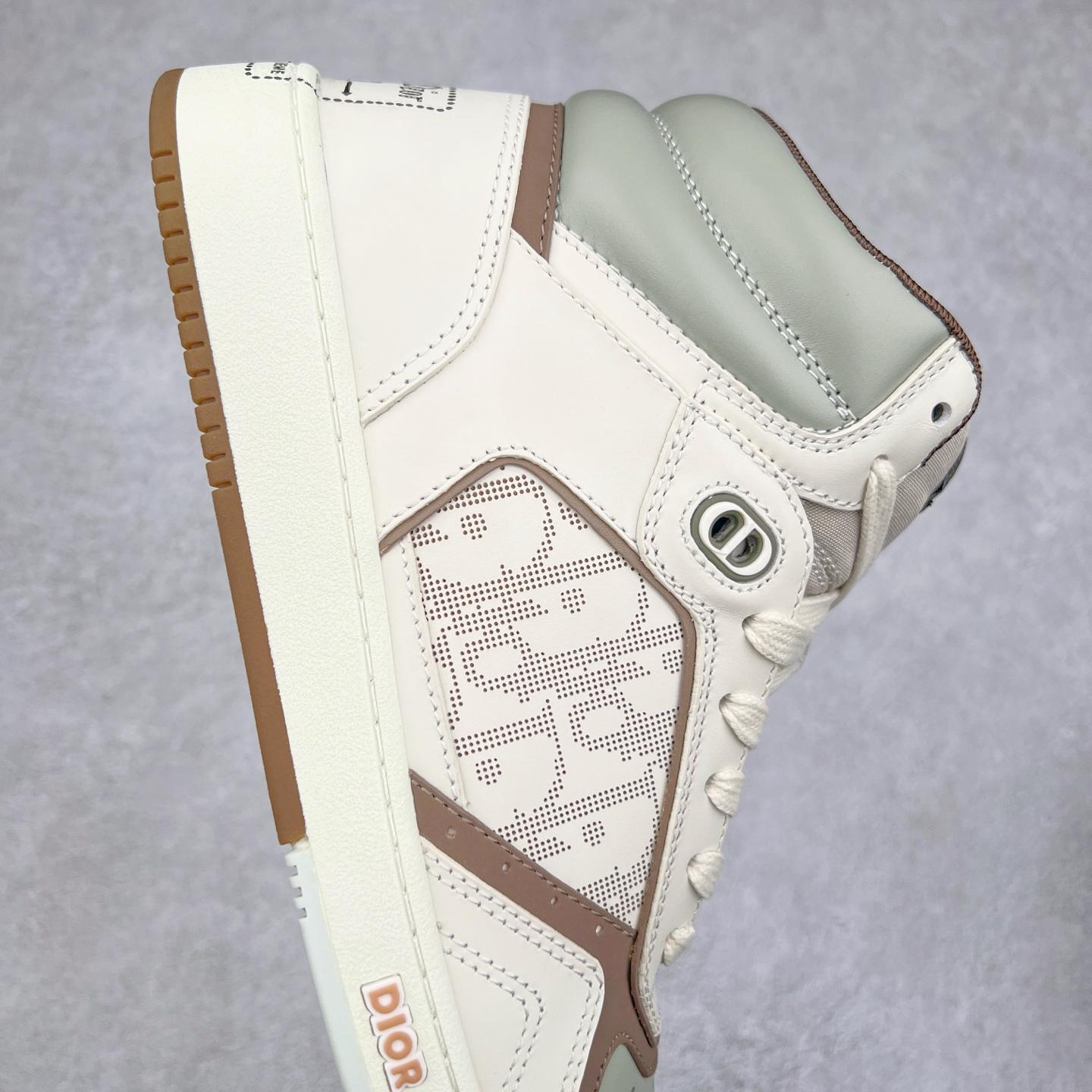 图片[6]-纯原 DIOR 迪奥 B27 高帮经典奢侈品休闲运动板鞋 东莞大厂生产 品质货真价实 代购级别 市面顶级版本 Oblique印花电秀 长时售卖 退换率超低这款B27运动鞋是DIOR的经典单品 和迪奥光滑牛皮革精心制作，侧面饰以米色和黑色提花Oblique印花镶边（激光冲孔）搭配CD lcon孔眼，双色橡胶鞋底，鞋舌和后跟处均饰以标志性细节，更显精致，时尚百搭，可为各种造型增光添彩 蓝色 奶油白色和迪奥灰光滑牛皮革 米色和黑色提花面料oblique印花 鞋底和鞋眼饰以DIOR标志 系带开合搭配CD·lcon孔眼网眼织物里料 双色橡胶外底 侧面缝线拼接结构 含防尘袋和一对鞋带 全套意大利正品包装 尺码 39 40 41 42 43 44 45 46-选品中心