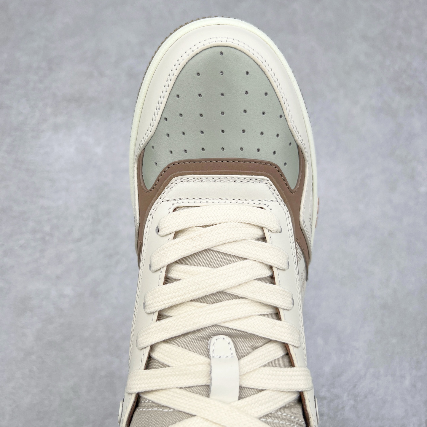 图片[4]-纯原 DIOR 迪奥 B27 高帮经典奢侈品休闲运动板鞋 东莞大厂生产 品质货真价实 代购级别 市面顶级版本 Oblique印花电秀 长时售卖 退换率超低这款B27运动鞋是DIOR的经典单品 和迪奥光滑牛皮革精心制作，侧面饰以米色和黑色提花Oblique印花镶边（激光冲孔）搭配CD lcon孔眼，双色橡胶鞋底，鞋舌和后跟处均饰以标志性细节，更显精致，时尚百搭，可为各种造型增光添彩 蓝色 奶油白色和迪奥灰光滑牛皮革 米色和黑色提花面料oblique印花 鞋底和鞋眼饰以DIOR标志 系带开合搭配CD·lcon孔眼网眼织物里料 双色橡胶外底 侧面缝线拼接结构 含防尘袋和一对鞋带 全套意大利正品包装 尺码 39 40 41 42 43 44 45 46-选品中心