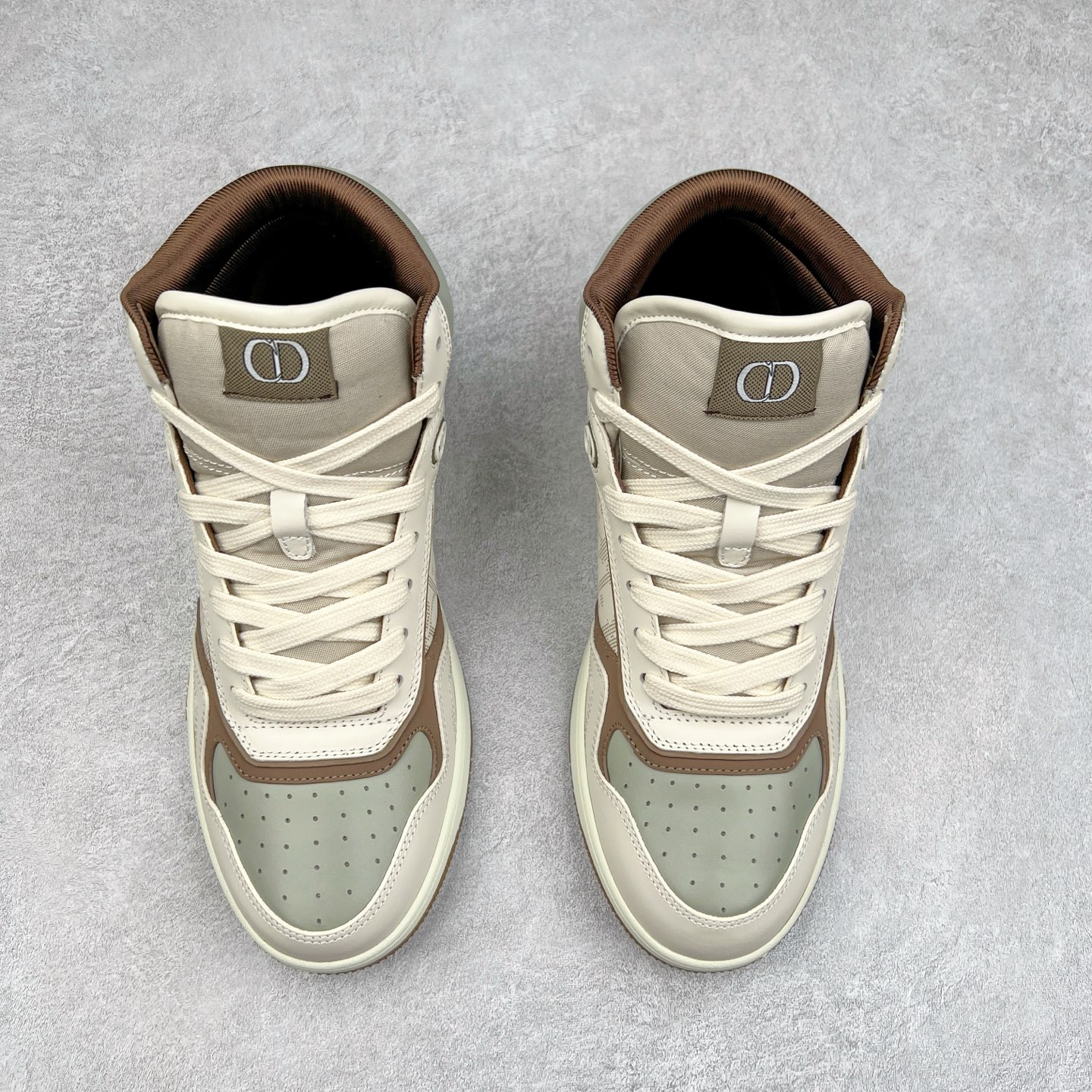 图片[2]-纯原 DIOR 迪奥 B27 高帮经典奢侈品休闲运动板鞋 东莞大厂生产 品质货真价实 代购级别 市面顶级版本 Oblique印花电秀 长时售卖 退换率超低这款B27运动鞋是DIOR的经典单品 和迪奥光滑牛皮革精心制作，侧面饰以米色和黑色提花Oblique印花镶边（激光冲孔）搭配CD lcon孔眼，双色橡胶鞋底，鞋舌和后跟处均饰以标志性细节，更显精致，时尚百搭，可为各种造型增光添彩 蓝色 奶油白色和迪奥灰光滑牛皮革 米色和黑色提花面料oblique印花 鞋底和鞋眼饰以DIOR标志 系带开合搭配CD·lcon孔眼网眼织物里料 双色橡胶外底 侧面缝线拼接结构 含防尘袋和一对鞋带 全套意大利正品包装 尺码 39 40 41 42 43 44 45 46-选品中心