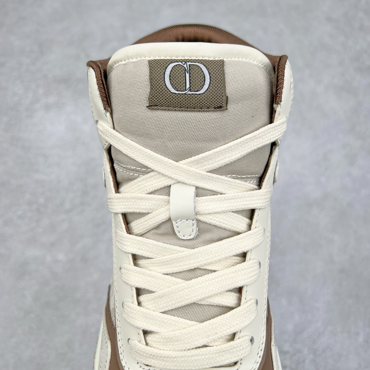 图片[5]-纯原 DIOR 迪奥 B27 高帮经典奢侈品休闲运动板鞋 东莞大厂生产 品质货真价实 代购级别 市面顶级版本 Oblique印花电秀 长时售卖 退换率超低这款B27运动鞋是DIOR的经典单品 和迪奥光滑牛皮革精心制作，侧面饰以米色和黑色提花Oblique印花镶边（激光冲孔）搭配CD lcon孔眼，双色橡胶鞋底，鞋舌和后跟处均饰以标志性细节，更显精致，时尚百搭，可为各种造型增光添彩 蓝色 奶油白色和迪奥灰光滑牛皮革 米色和黑色提花面料oblique印花 鞋底和鞋眼饰以DIOR标志 系带开合搭配CD·lcon孔眼网眼织物里料 双色橡胶外底 侧面缝线拼接结构 含防尘袋和一对鞋带 全套意大利正品包装 尺码 39 40 41 42 43 44 45 46-选品中心