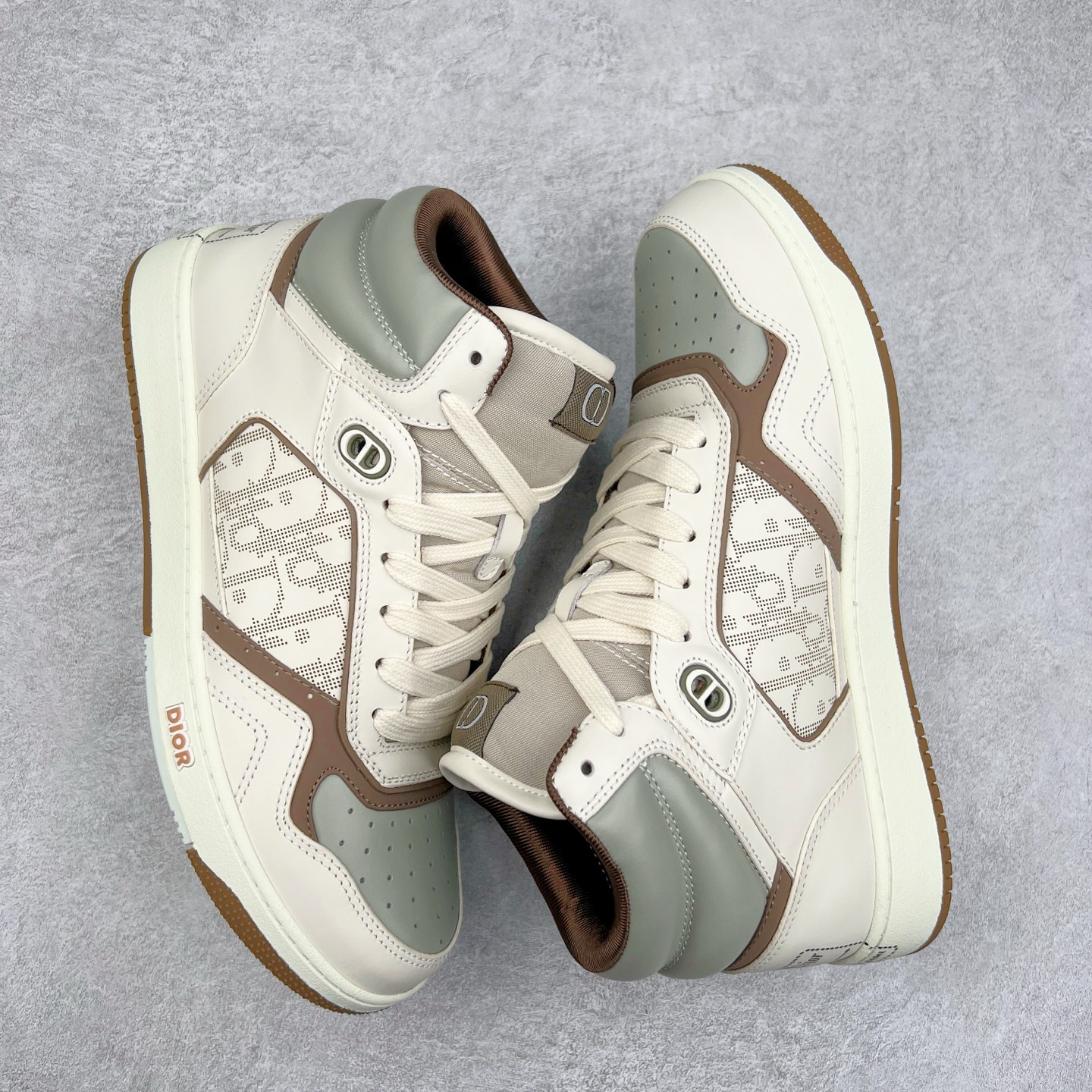 图片[3]-纯原 DIOR 迪奥 B27 高帮经典奢侈品休闲运动板鞋 东莞大厂生产 品质货真价实 代购级别 市面顶级版本 Oblique印花电秀 长时售卖 退换率超低这款B27运动鞋是DIOR的经典单品 和迪奥光滑牛皮革精心制作，侧面饰以米色和黑色提花Oblique印花镶边（激光冲孔）搭配CD lcon孔眼，双色橡胶鞋底，鞋舌和后跟处均饰以标志性细节，更显精致，时尚百搭，可为各种造型增光添彩 蓝色 奶油白色和迪奥灰光滑牛皮革 米色和黑色提花面料oblique印花 鞋底和鞋眼饰以DIOR标志 系带开合搭配CD·lcon孔眼网眼织物里料 双色橡胶外底 侧面缝线拼接结构 含防尘袋和一对鞋带 全套意大利正品包装 尺码 39 40 41 42 43 44 45 46-选品中心