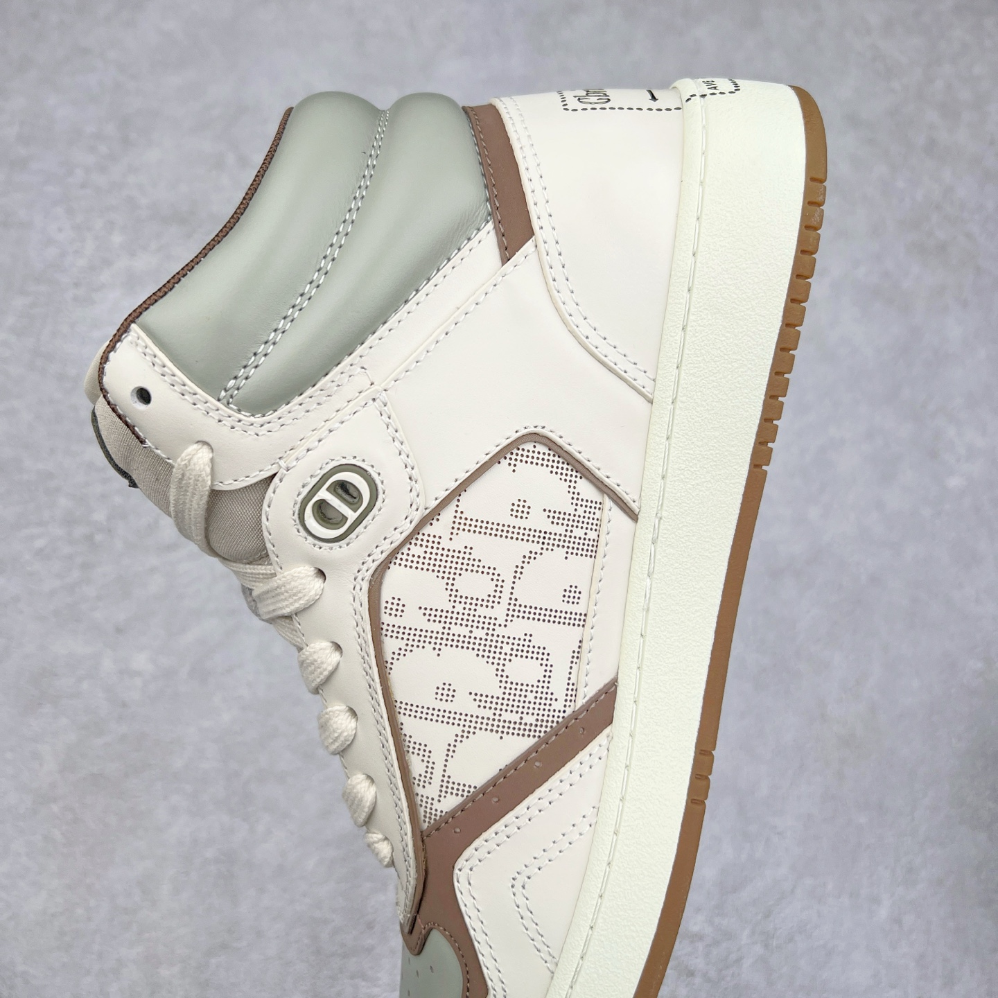 图片[7]-纯原 DIOR 迪奥 B27 高帮经典奢侈品休闲运动板鞋 东莞大厂生产 品质货真价实 代购级别 市面顶级版本 Oblique印花电秀 长时售卖 退换率超低这款B27运动鞋是DIOR的经典单品 和迪奥光滑牛皮革精心制作，侧面饰以米色和黑色提花Oblique印花镶边（激光冲孔）搭配CD lcon孔眼，双色橡胶鞋底，鞋舌和后跟处均饰以标志性细节，更显精致，时尚百搭，可为各种造型增光添彩 蓝色 奶油白色和迪奥灰光滑牛皮革 米色和黑色提花面料oblique印花 鞋底和鞋眼饰以DIOR标志 系带开合搭配CD·lcon孔眼网眼织物里料 双色橡胶外底 侧面缝线拼接结构 含防尘袋和一对鞋带 全套意大利正品包装 尺码 39 40 41 42 43 44 45 46-选品中心