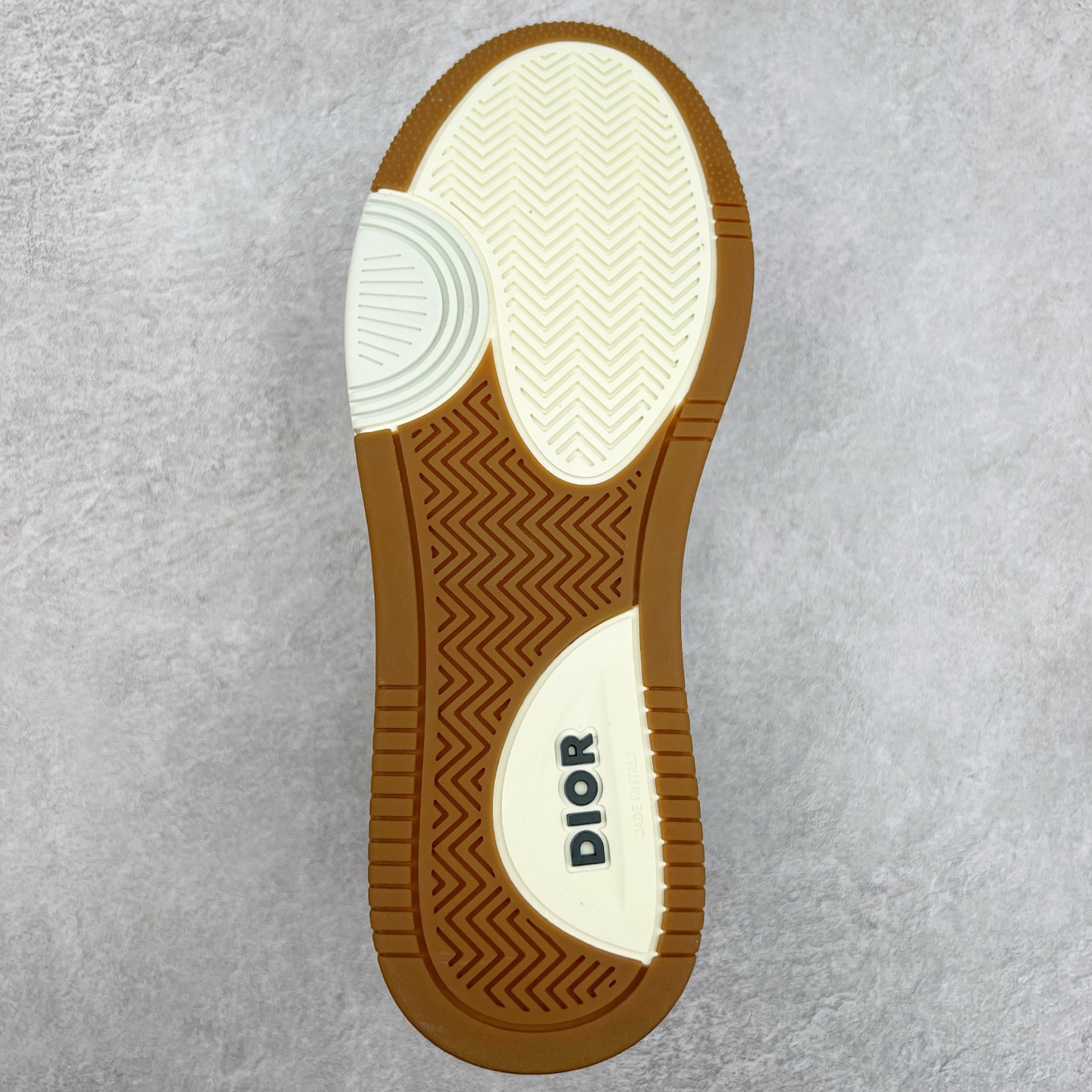 图片[9]-纯原 DIOR 迪奥 B27 高帮经典奢侈品休闲运动板鞋 东莞大厂生产 品质货真价实 代购级别 市面顶级版本 Oblique印花电秀 长时售卖 退换率超低这款B27运动鞋是DIOR的经典单品 和迪奥光滑牛皮革精心制作，侧面饰以米色和黑色提花Oblique印花镶边（激光冲孔）搭配CD lcon孔眼，双色橡胶鞋底，鞋舌和后跟处均饰以标志性细节，更显精致，时尚百搭，可为各种造型增光添彩 蓝色 奶油白色和迪奥灰光滑牛皮革 米色和黑色提花面料oblique印花 鞋底和鞋眼饰以DIOR标志 系带开合搭配CD·lcon孔眼网眼织物里料 双色橡胶外底 侧面缝线拼接结构 含防尘袋和一对鞋带 全套意大利正品包装 尺码 39 40 41 42 43 44 45 46-选品中心