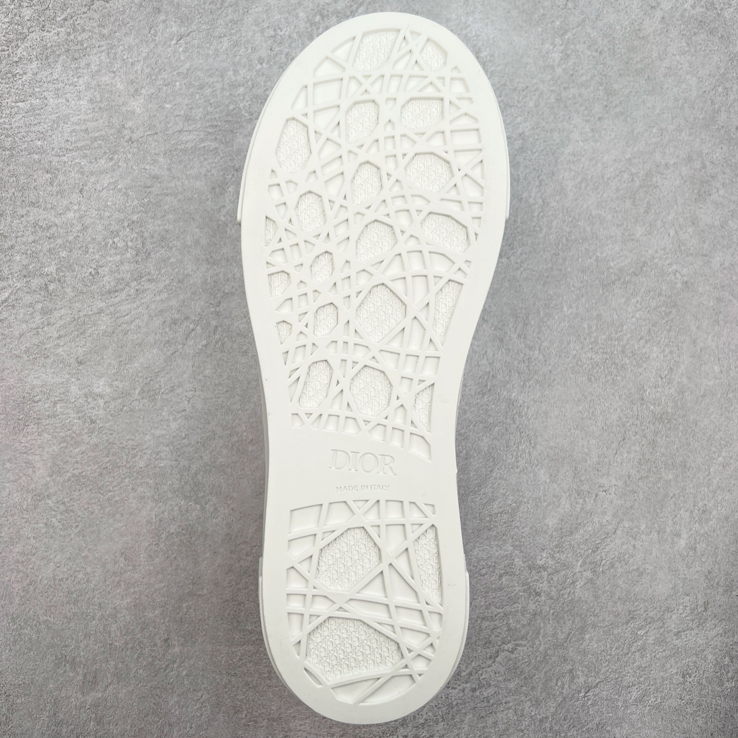 图片[9]-＃纯原 Dior B33 迪奥印花系带时尚运动板鞋网球鞋 全套原厂新版原纸板楦头开发 原厂特供皮料加持 原档数据大底 高频字母排版细节 还原 Zp 高端零售特供批次 2023秋季新品 彰显非凡的精湛工艺 重新诠释经典的网球鞋 时尚的廓形突显厚实感 采用全新的拉绒马海毛针织面料 突显柔软触感与富有层次感的流行色彩 搭配棕色绒面革镶片提升格调 别具一格的加垫鞋舌点缀以压花效果Dior标志 后侧点缀以Dior 30Avenue Montaigne标志 可为各式休闲造型增添时尚气质 尺码：40 41 42 43 44 45 46-选品中心