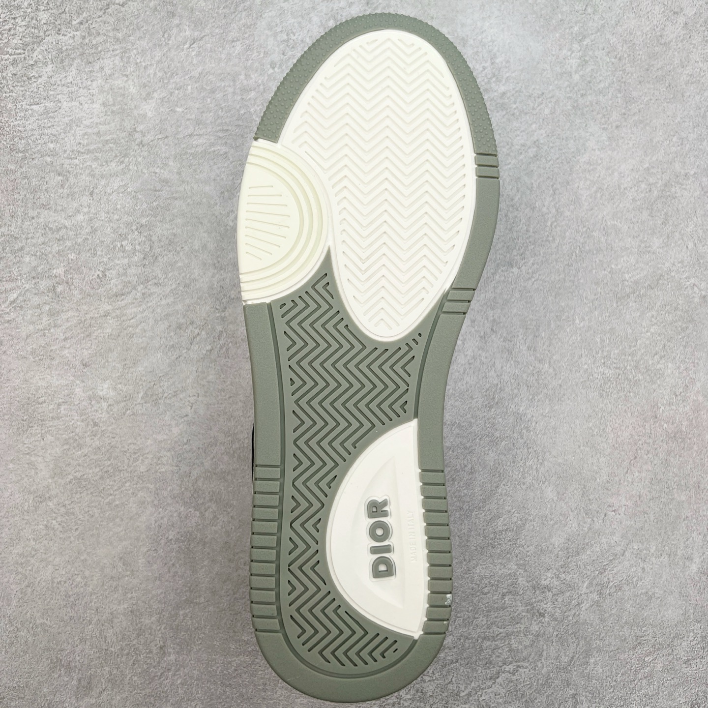 图片[9]-纯原 DIOR 迪奥 B27低帮 经典奢侈品休闲运动板鞋 东莞大厂生产 品质货真价实 代购级别 市面顶级版本 Oblique印花电秀 长时售卖 退换率超低这款B27运动鞋是DIOR的经典单品 和迪奥光滑牛皮革精心制作，侧面饰以米色和黑色提花Oblique印花镶边（激光冲孔）搭配CD lcon孔眼，双色橡胶鞋底，鞋舌和后跟处均饰以标志性细节，更显精致，时尚百搭，可为各种造型增光添彩 蓝色 奶油白色和迪奥灰光滑牛皮革 米色和黑色提花面料oblique印花 鞋底和鞋眼饰以DIOR标志 系带开合搭配CD·lcon孔眼网眼织物里料 双色橡胶外底 侧面缝线拼接结构 含防尘袋和一对鞋带 全套意大利正品包装 尺码 39 40 41 42 43 44 45 46-选品中心