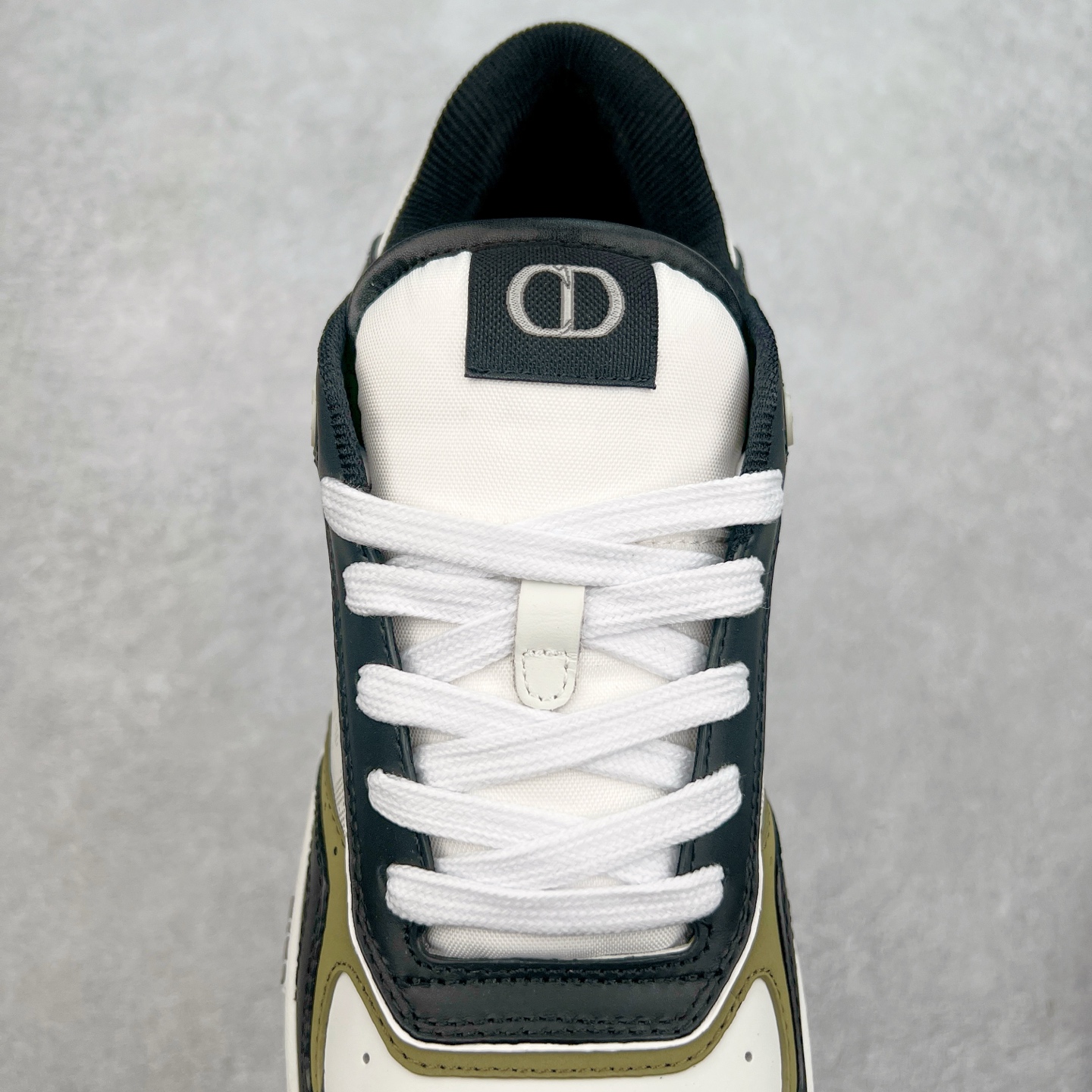 图片[5]-纯原 DIOR 迪奥 B27低帮 经典奢侈品休闲运动板鞋 东莞大厂生产 品质货真价实 代购级别 市面顶级版本 Oblique印花电秀 长时售卖 退换率超低这款B27运动鞋是DIOR的经典单品 和迪奥光滑牛皮革精心制作，侧面饰以米色和黑色提花Oblique印花镶边（激光冲孔）搭配CD lcon孔眼，双色橡胶鞋底，鞋舌和后跟处均饰以标志性细节，更显精致，时尚百搭，可为各种造型增光添彩 蓝色 奶油白色和迪奥灰光滑牛皮革 米色和黑色提花面料oblique印花 鞋底和鞋眼饰以DIOR标志 系带开合搭配CD·lcon孔眼网眼织物里料 双色橡胶外底 侧面缝线拼接结构 含防尘袋和一对鞋带 全套意大利正品包装 尺码 39 40 41 42 43 44 45 46-选品中心