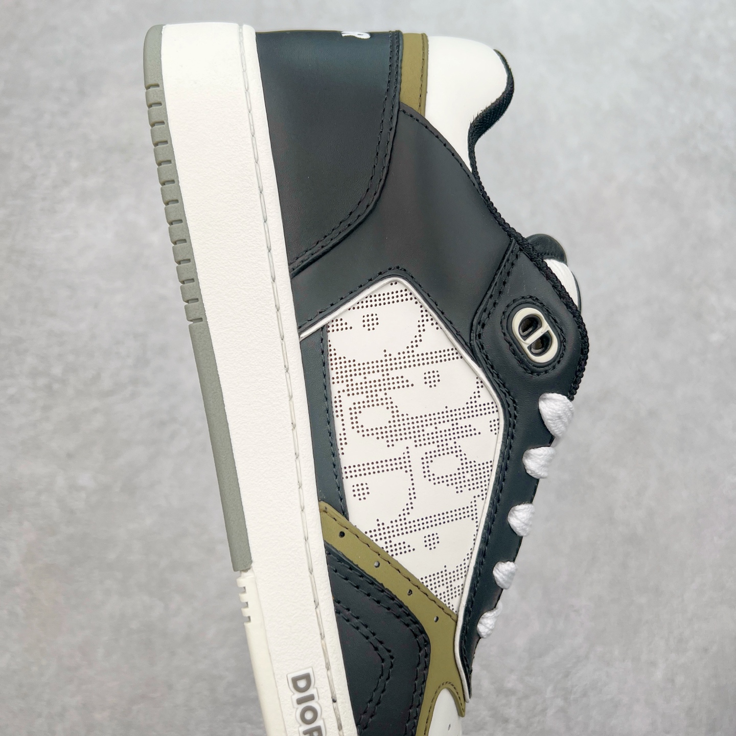 图片[6]-纯原 DIOR 迪奥 B27低帮 经典奢侈品休闲运动板鞋 东莞大厂生产 品质货真价实 代购级别 市面顶级版本 Oblique印花电秀 长时售卖 退换率超低这款B27运动鞋是DIOR的经典单品 和迪奥光滑牛皮革精心制作，侧面饰以米色和黑色提花Oblique印花镶边（激光冲孔）搭配CD lcon孔眼，双色橡胶鞋底，鞋舌和后跟处均饰以标志性细节，更显精致，时尚百搭，可为各种造型增光添彩 蓝色 奶油白色和迪奥灰光滑牛皮革 米色和黑色提花面料oblique印花 鞋底和鞋眼饰以DIOR标志 系带开合搭配CD·lcon孔眼网眼织物里料 双色橡胶外底 侧面缝线拼接结构 含防尘袋和一对鞋带 全套意大利正品包装 尺码 39 40 41 42 43 44 45 46-选品中心