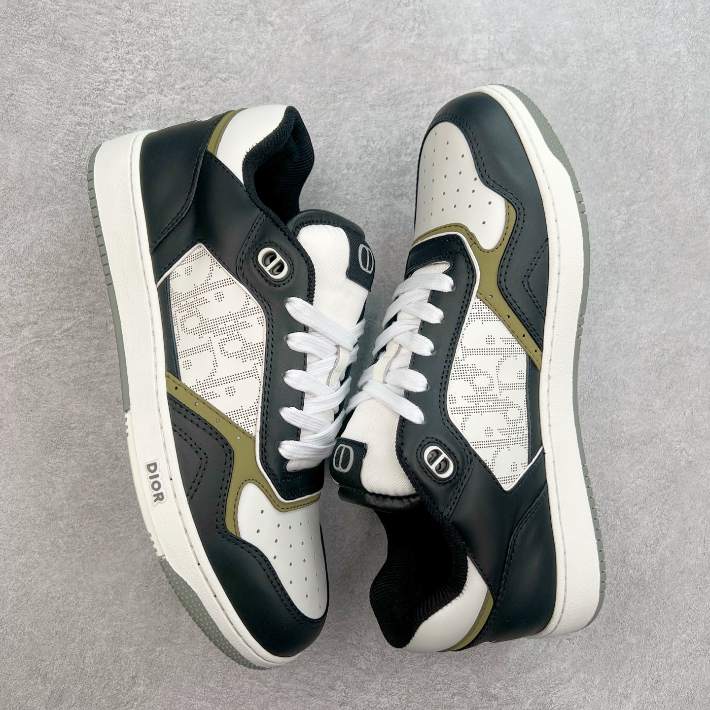 图片[3]-纯原 DIOR 迪奥 B27低帮 经典奢侈品休闲运动板鞋 东莞大厂生产 品质货真价实 代购级别 市面顶级版本 Oblique印花电秀 长时售卖 退换率超低这款B27运动鞋是DIOR的经典单品 和迪奥光滑牛皮革精心制作，侧面饰以米色和黑色提花Oblique印花镶边（激光冲孔）搭配CD lcon孔眼，双色橡胶鞋底，鞋舌和后跟处均饰以标志性细节，更显精致，时尚百搭，可为各种造型增光添彩 蓝色 奶油白色和迪奥灰光滑牛皮革 米色和黑色提花面料oblique印花 鞋底和鞋眼饰以DIOR标志 系带开合搭配CD·lcon孔眼网眼织物里料 双色橡胶外底 侧面缝线拼接结构 含防尘袋和一对鞋带 全套意大利正品包装 尺码 39 40 41 42 43 44 45 46-选品中心