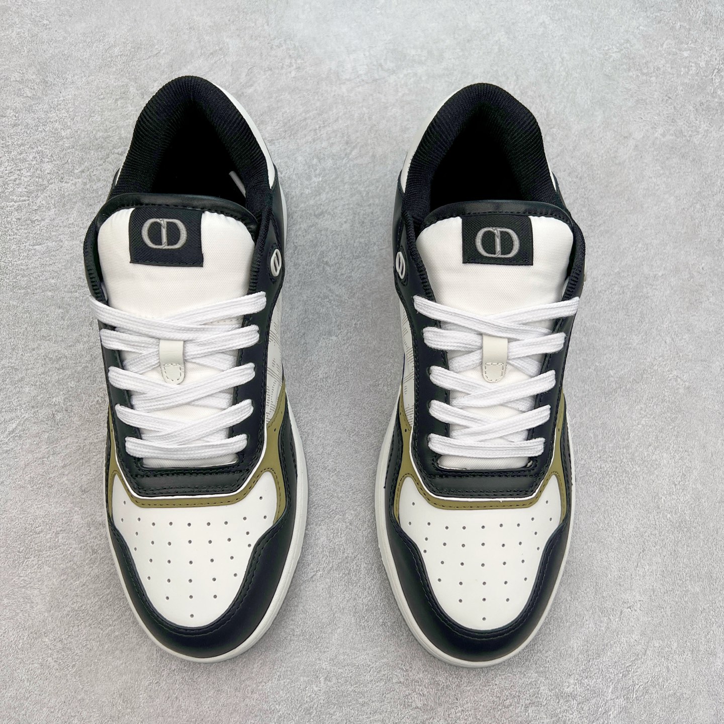 图片[2]-纯原 DIOR 迪奥 B27低帮 经典奢侈品休闲运动板鞋 东莞大厂生产 品质货真价实 代购级别 市面顶级版本 Oblique印花电秀 长时售卖 退换率超低这款B27运动鞋是DIOR的经典单品 和迪奥光滑牛皮革精心制作，侧面饰以米色和黑色提花Oblique印花镶边（激光冲孔）搭配CD lcon孔眼，双色橡胶鞋底，鞋舌和后跟处均饰以标志性细节，更显精致，时尚百搭，可为各种造型增光添彩 蓝色 奶油白色和迪奥灰光滑牛皮革 米色和黑色提花面料oblique印花 鞋底和鞋眼饰以DIOR标志 系带开合搭配CD·lcon孔眼网眼织物里料 双色橡胶外底 侧面缝线拼接结构 含防尘袋和一对鞋带 全套意大利正品包装 尺码 39 40 41 42 43 44 45 46-选品中心