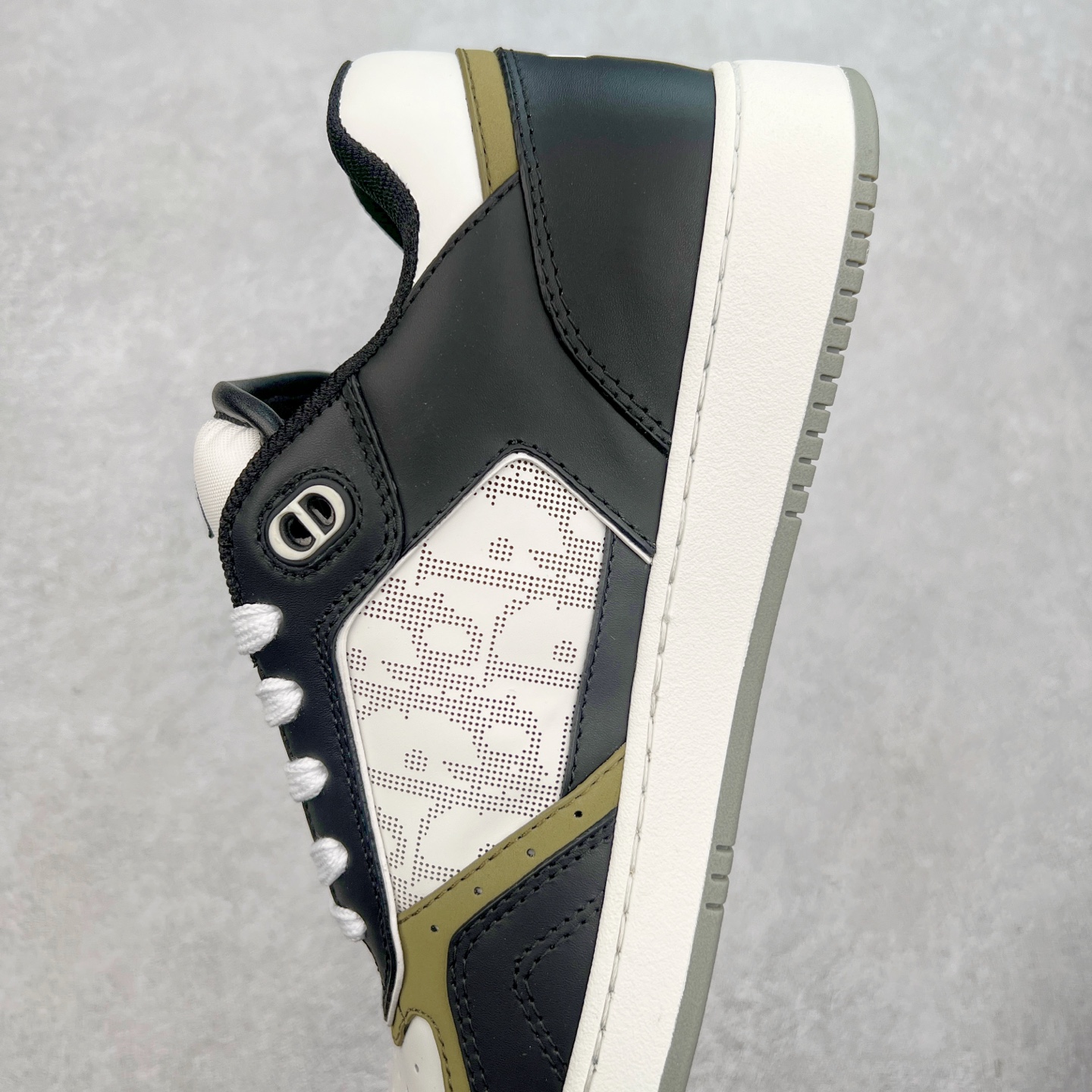 图片[7]-纯原 DIOR 迪奥 B27低帮 经典奢侈品休闲运动板鞋 东莞大厂生产 品质货真价实 代购级别 市面顶级版本 Oblique印花电秀 长时售卖 退换率超低这款B27运动鞋是DIOR的经典单品 和迪奥光滑牛皮革精心制作，侧面饰以米色和黑色提花Oblique印花镶边（激光冲孔）搭配CD lcon孔眼，双色橡胶鞋底，鞋舌和后跟处均饰以标志性细节，更显精致，时尚百搭，可为各种造型增光添彩 蓝色 奶油白色和迪奥灰光滑牛皮革 米色和黑色提花面料oblique印花 鞋底和鞋眼饰以DIOR标志 系带开合搭配CD·lcon孔眼网眼织物里料 双色橡胶外底 侧面缝线拼接结构 含防尘袋和一对鞋带 全套意大利正品包装 尺码 39 40 41 42 43 44 45 46-选品中心