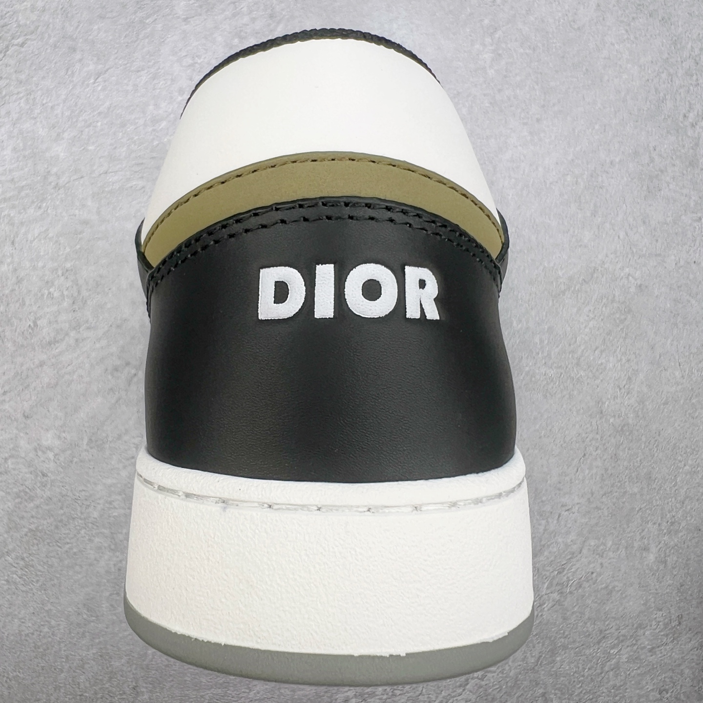 图片[8]-纯原 DIOR 迪奥 B27低帮 经典奢侈品休闲运动板鞋 东莞大厂生产 品质货真价实 代购级别 市面顶级版本 Oblique印花电秀 长时售卖 退换率超低这款B27运动鞋是DIOR的经典单品 和迪奥光滑牛皮革精心制作，侧面饰以米色和黑色提花Oblique印花镶边（激光冲孔）搭配CD lcon孔眼，双色橡胶鞋底，鞋舌和后跟处均饰以标志性细节，更显精致，时尚百搭，可为各种造型增光添彩 蓝色 奶油白色和迪奥灰光滑牛皮革 米色和黑色提花面料oblique印花 鞋底和鞋眼饰以DIOR标志 系带开合搭配CD·lcon孔眼网眼织物里料 双色橡胶外底 侧面缝线拼接结构 含防尘袋和一对鞋带 全套意大利正品包装 尺码 39 40 41 42 43 44 45 46-选品中心