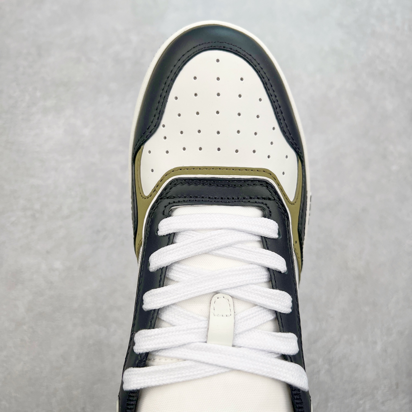 图片[4]-纯原 DIOR 迪奥 B27低帮 经典奢侈品休闲运动板鞋 东莞大厂生产 品质货真价实 代购级别 市面顶级版本 Oblique印花电秀 长时售卖 退换率超低这款B27运动鞋是DIOR的经典单品 和迪奥光滑牛皮革精心制作，侧面饰以米色和黑色提花Oblique印花镶边（激光冲孔）搭配CD lcon孔眼，双色橡胶鞋底，鞋舌和后跟处均饰以标志性细节，更显精致，时尚百搭，可为各种造型增光添彩 蓝色 奶油白色和迪奥灰光滑牛皮革 米色和黑色提花面料oblique印花 鞋底和鞋眼饰以DIOR标志 系带开合搭配CD·lcon孔眼网眼织物里料 双色橡胶外底 侧面缝线拼接结构 含防尘袋和一对鞋带 全套意大利正品包装 尺码 39 40 41 42 43 44 45 46-选品中心