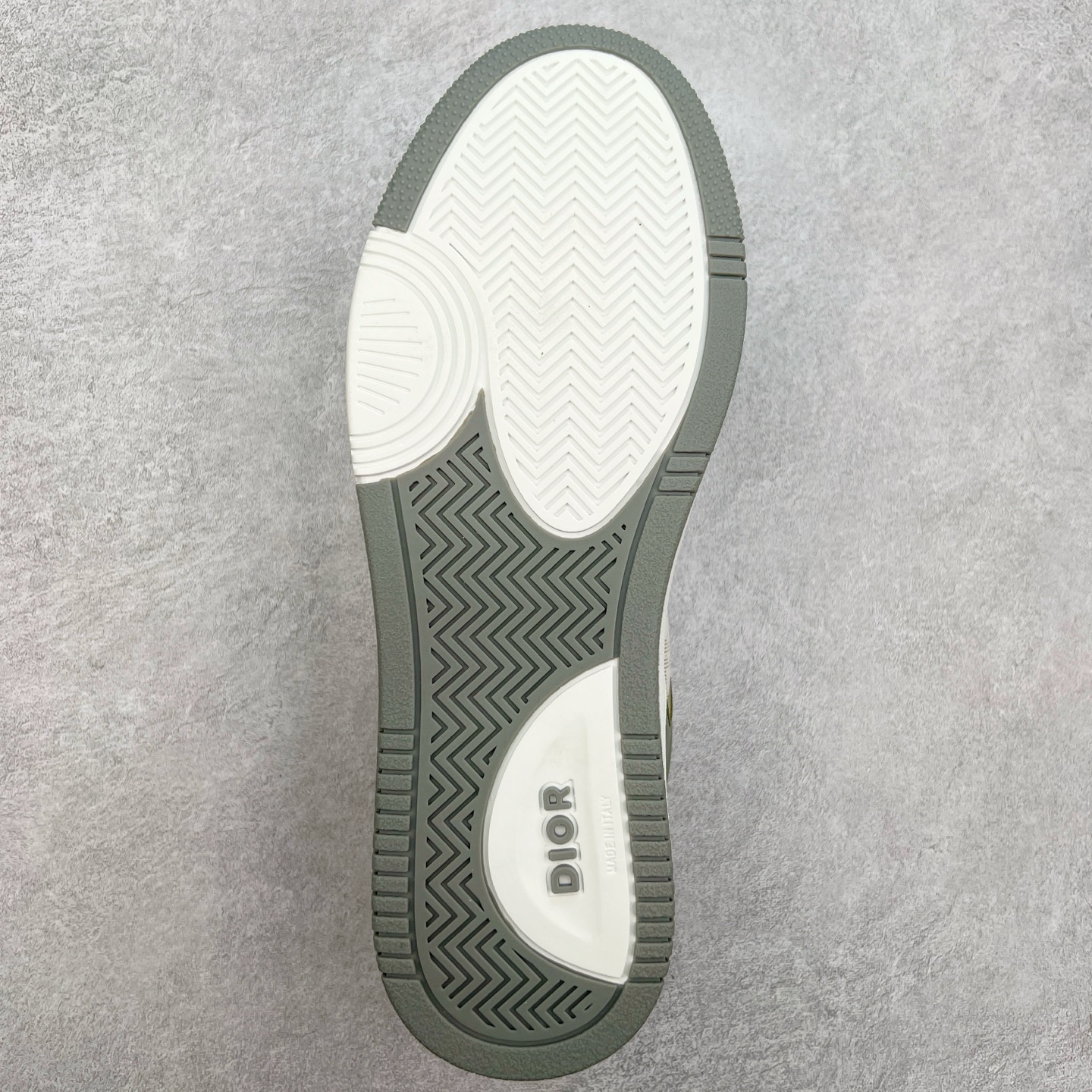 图片[9]-纯原 DIOR 迪奥 B27低帮 经典奢侈品休闲运动板鞋 东莞大厂生产 品质货真价实 代购级别 市面顶级版本 Oblique印花电秀 长时售卖 退换率超低这款B27运动鞋是DIOR的经典单品 和迪奥光滑牛皮革精心制作，侧面饰以米色和黑色提花Oblique印花镶边（激光冲孔）搭配CD lcon孔眼，双色橡胶鞋底，鞋舌和后跟处均饰以标志性细节，更显精致，时尚百搭，可为各种造型增光添彩 蓝色 奶油白色和迪奥灰光滑牛皮革 米色和黑色提花面料oblique印花 鞋底和鞋眼饰以DIOR标志 系带开合搭配CD·lcon孔眼网眼织物里料 双色橡胶外底 侧面缝线拼接结构 含防尘袋和一对鞋带 全套意大利正品包装 尺码 39 40 41 42 43 44 45 46-选品中心