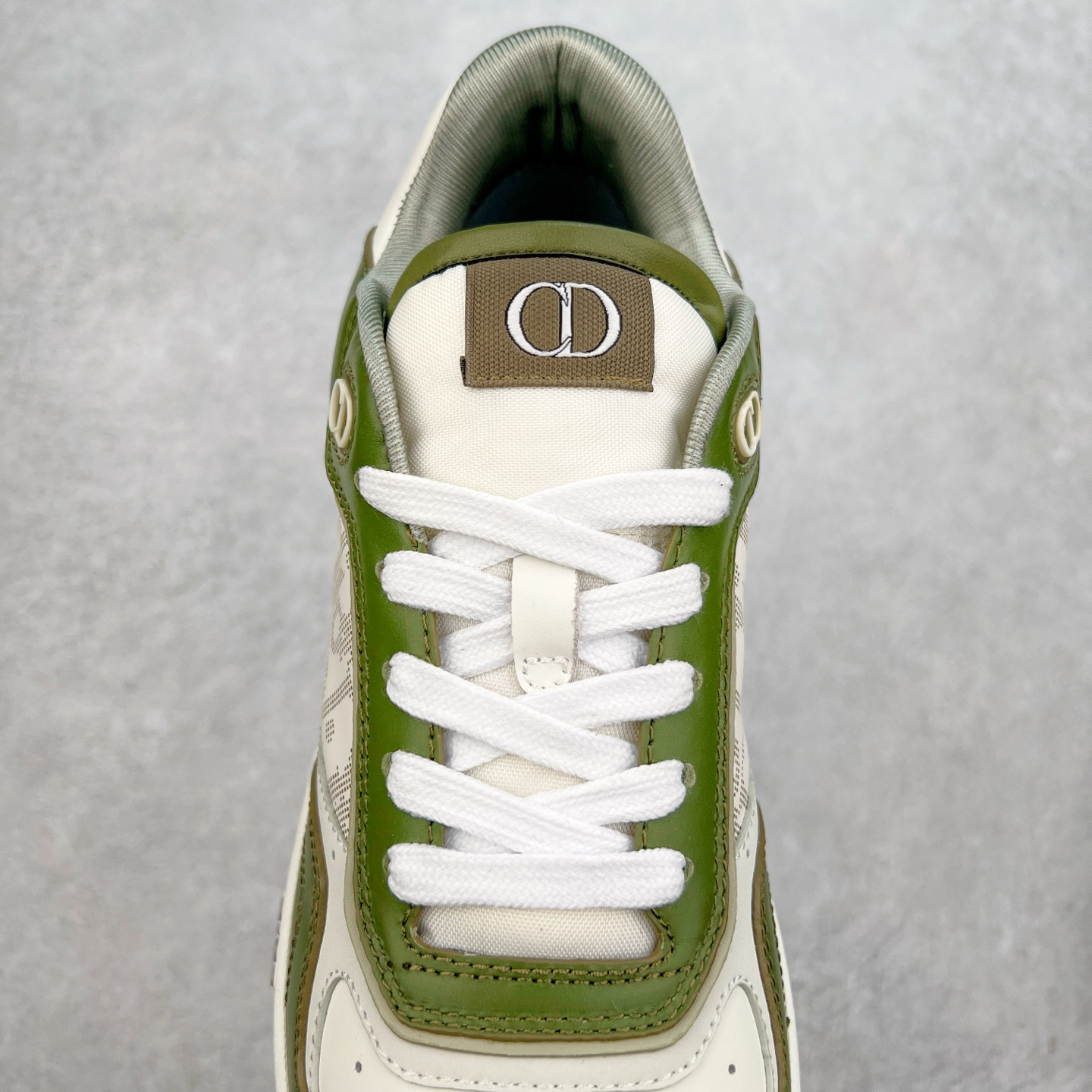 图片[5]-纯原 DIOR 迪奥 B27低帮 经典奢侈品休闲运动板鞋 东莞大厂生产 品质货真价实 代购级别 市面顶级版本 Oblique印花电秀 长时售卖 退换率超低这款B27运动鞋是DIOR的经典单品 和迪奥光滑牛皮革精心制作，侧面饰以米色和黑色提花Oblique印花镶边（激光冲孔）搭配CD lcon孔眼，双色橡胶鞋底，鞋舌和后跟处均饰以标志性细节，更显精致，时尚百搭，可为各种造型增光添彩 蓝色 奶油白色和迪奥灰光滑牛皮革 米色和黑色提花面料oblique印花 鞋底和鞋眼饰以DIOR标志 系带开合搭配CD·lcon孔眼网眼织物里料 双色橡胶外底 侧面缝线拼接结构 含防尘袋和一对鞋带 全套意大利正品包装 尺码 39 40 41 42 43 44 45 46-选品中心