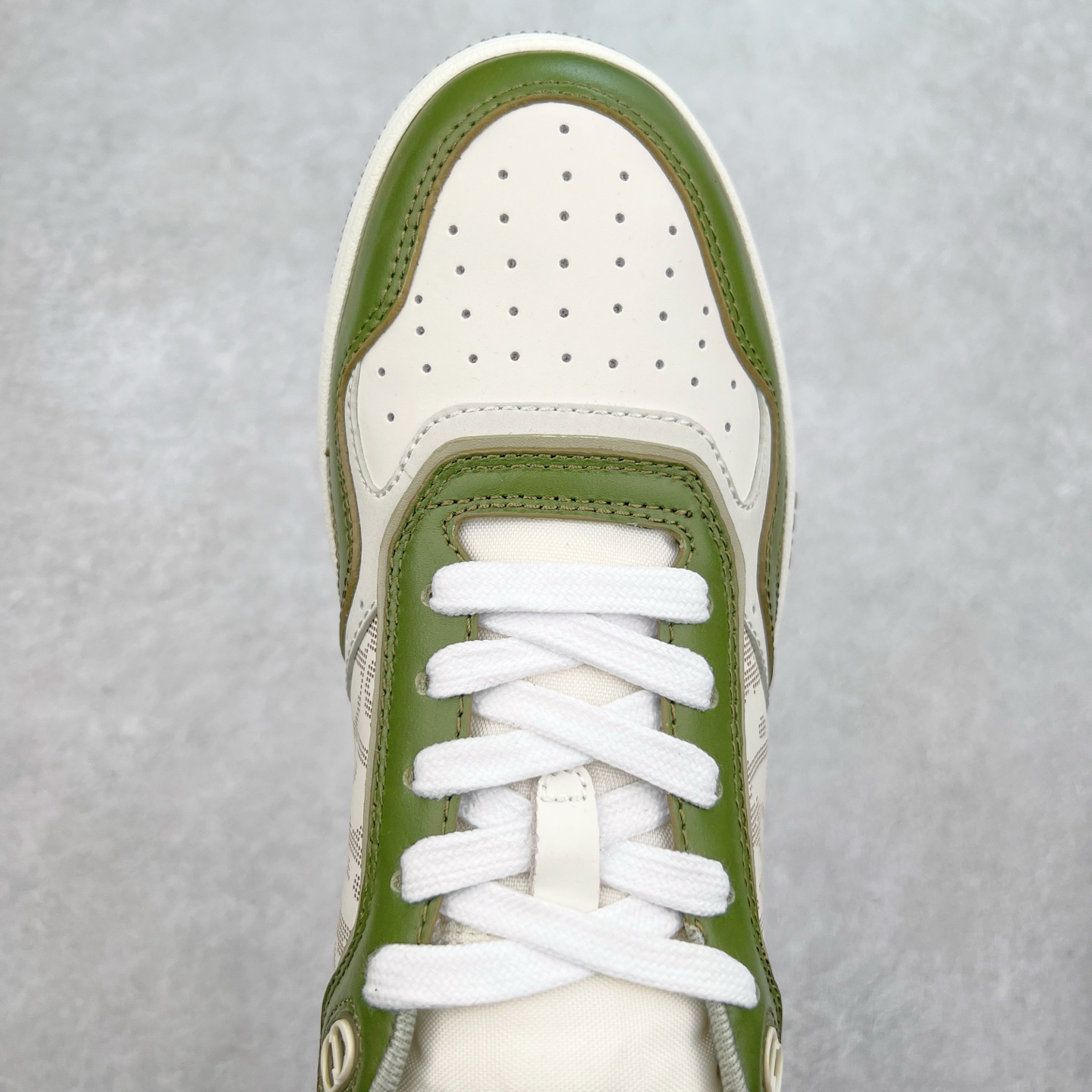 图片[4]-纯原 DIOR 迪奥 B27低帮 经典奢侈品休闲运动板鞋 东莞大厂生产 品质货真价实 代购级别 市面顶级版本 Oblique印花电秀 长时售卖 退换率超低这款B27运动鞋是DIOR的经典单品 和迪奥光滑牛皮革精心制作，侧面饰以米色和黑色提花Oblique印花镶边（激光冲孔）搭配CD lcon孔眼，双色橡胶鞋底，鞋舌和后跟处均饰以标志性细节，更显精致，时尚百搭，可为各种造型增光添彩 蓝色 奶油白色和迪奥灰光滑牛皮革 米色和黑色提花面料oblique印花 鞋底和鞋眼饰以DIOR标志 系带开合搭配CD·lcon孔眼网眼织物里料 双色橡胶外底 侧面缝线拼接结构 含防尘袋和一对鞋带 全套意大利正品包装 尺码 39 40 41 42 43 44 45 46-选品中心